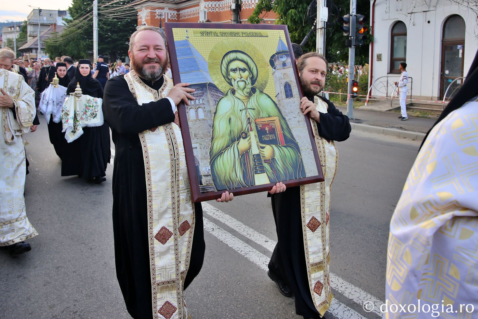 Foto: Flavius Popa Mii de oameni, împreună cu sfinții, în procesiune pe străzile din Piatra Neamț