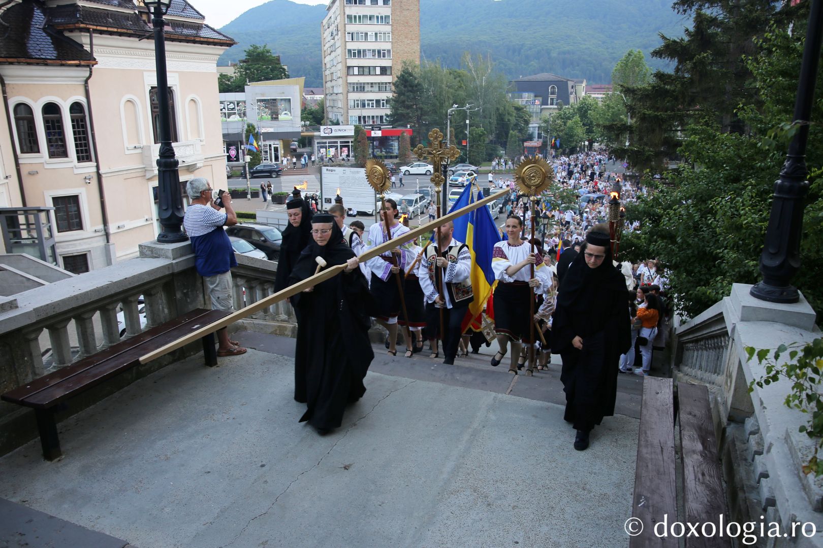 Foto: Flavius Popa Mii de oameni, împreună cu sfinții, în procesiune pe străzile din Piatra Neamț