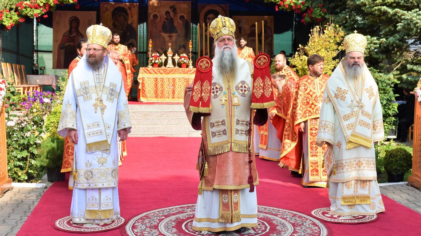 Înaltpreasfințitul Varsanufie, Preasfințitul Ignatie și Preasfințitul Sofian Brașoveanul la hramul Catedralei Episcopale din Huși Trei ierarhi la hramul catedrale episcopale din Husi