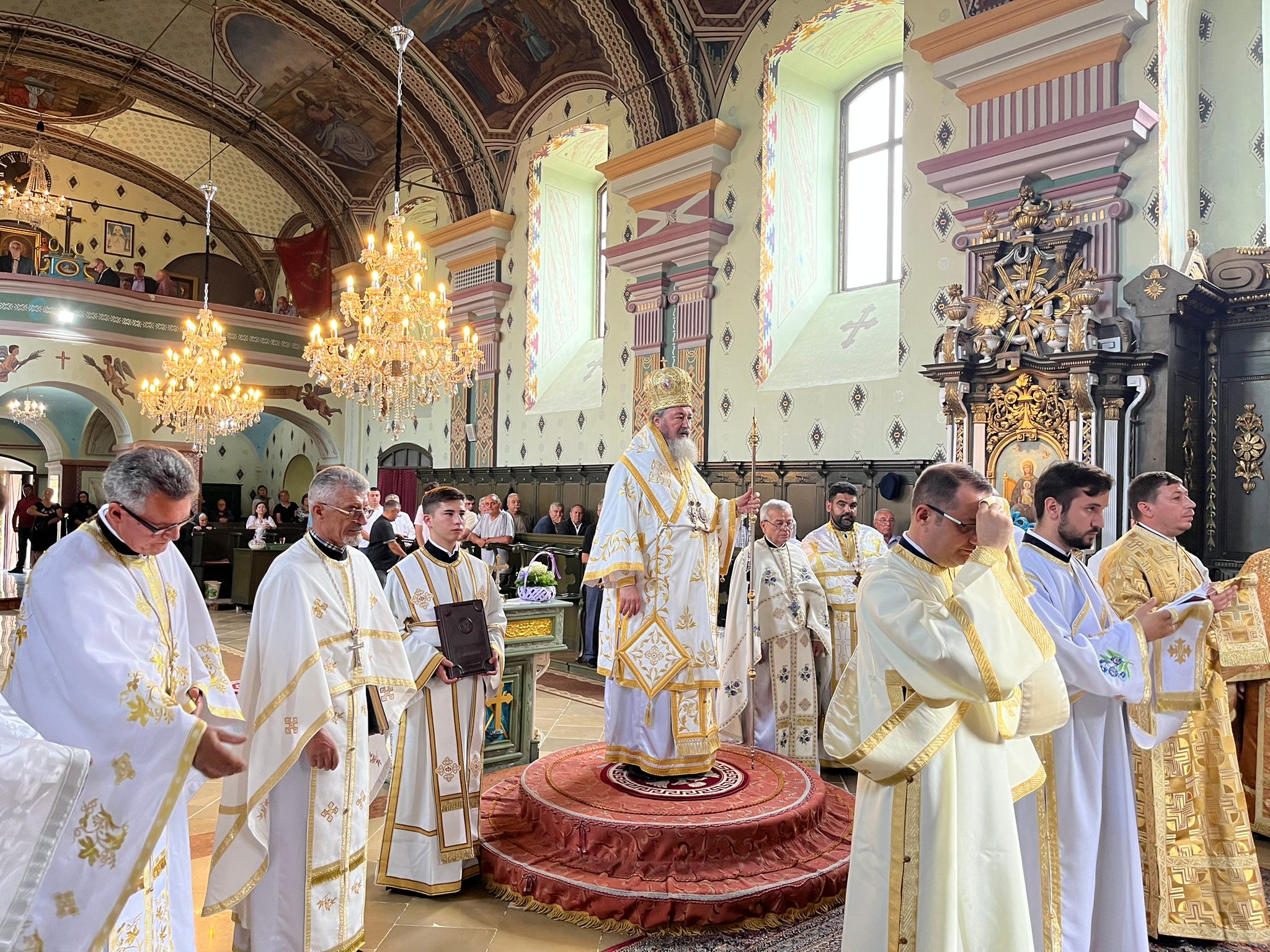 Preasfințitul Părinte Ieronim, Episcopul Daciei Felix, slujind în Duminica a IV-a după Rusalii / Foto: Episcopia Daciei Felix Preasfințitul Părinte Ieronim, Episcopul Daciei Felix, în Duminica a IV-a după Rusalii: „Sutașul este și un model de smerenie, deoarece nu se socotește mai presus de cei din jurul său.”