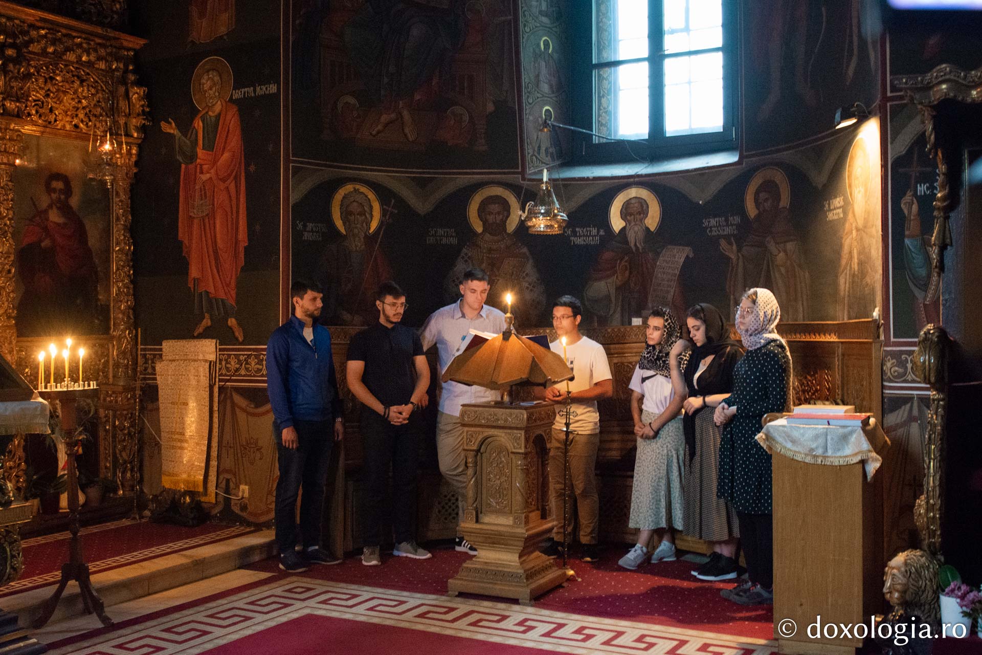 Credincioși, participând la Sfânta Liturghie