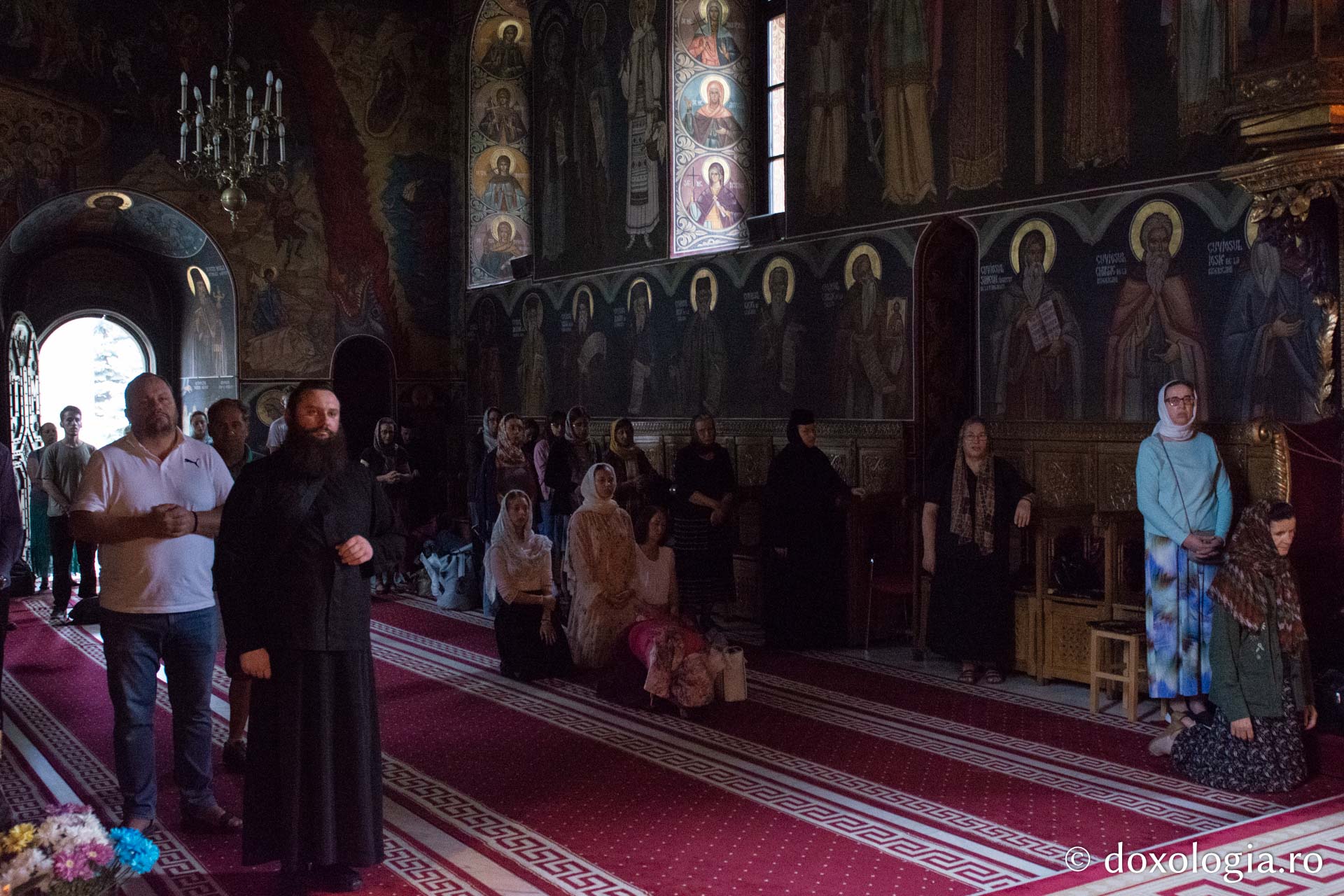 Credincioși, participând la Sfânta Liturghie