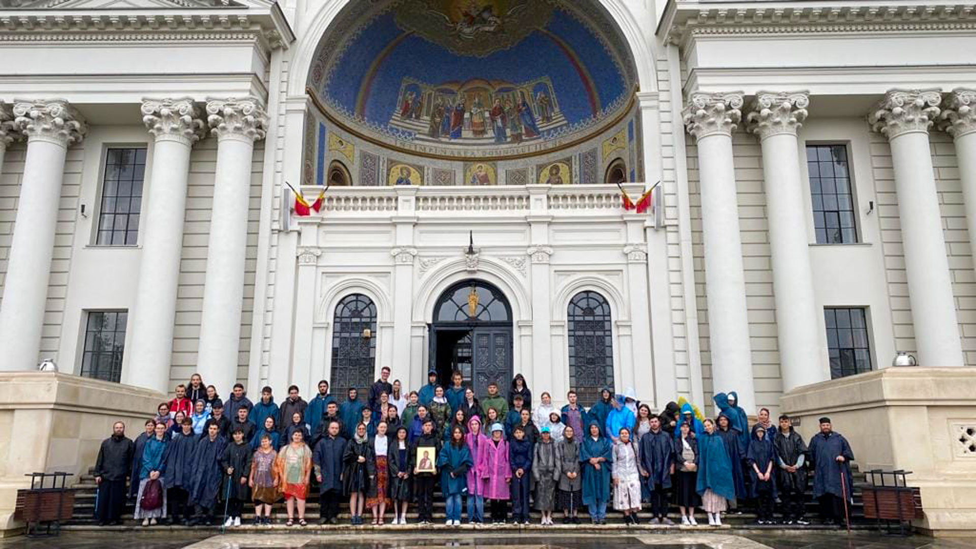 Fotografie de grup: A început a noua ediție a pelerinajului pedestru „Pe urmele Sfinţilor Nemţeni” Pelerini