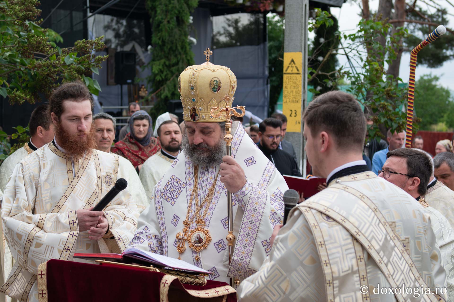 PS Nichifor Botoșăneanul, alături de soborul slujitor