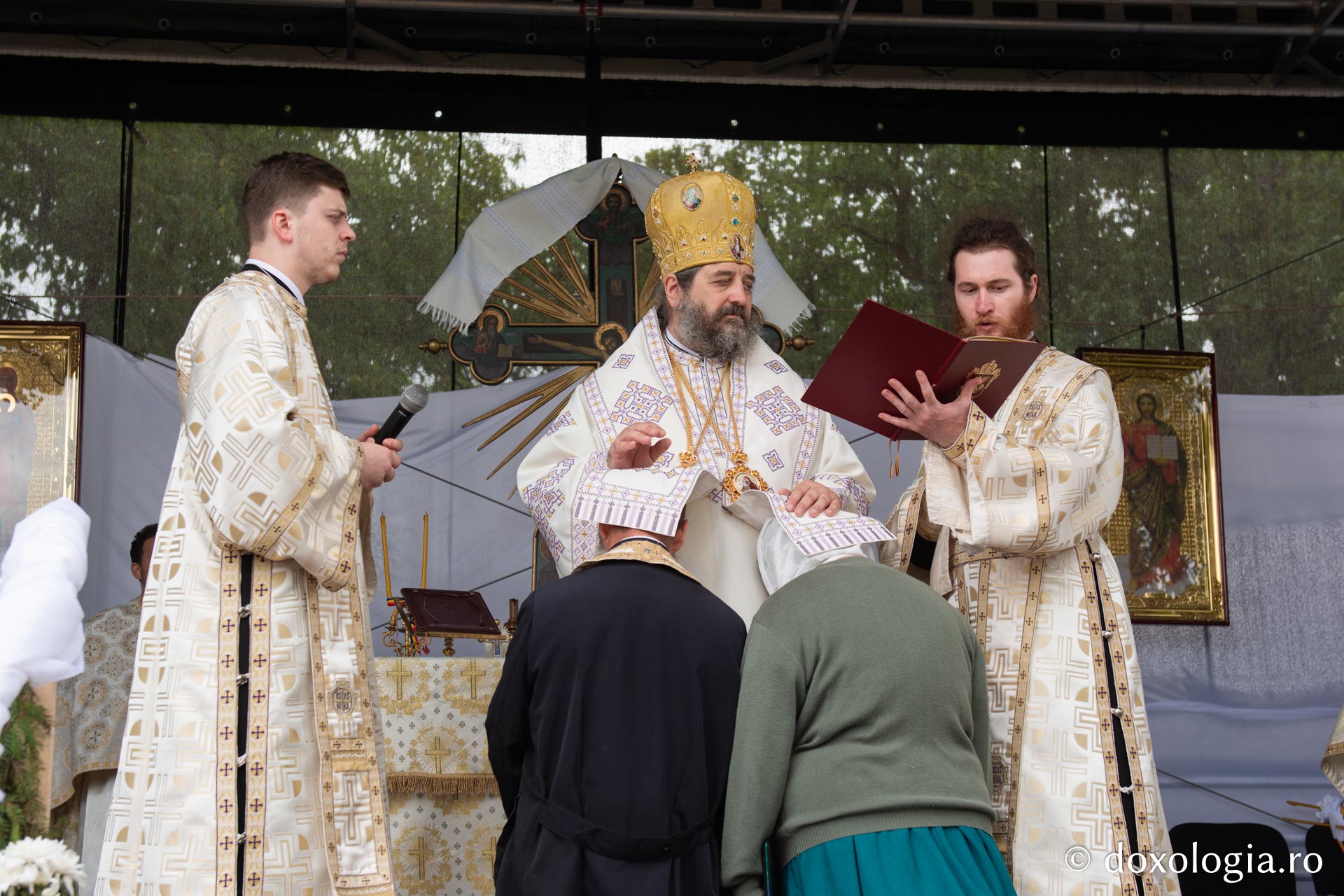 Hirotesie întru iconom stavrofor