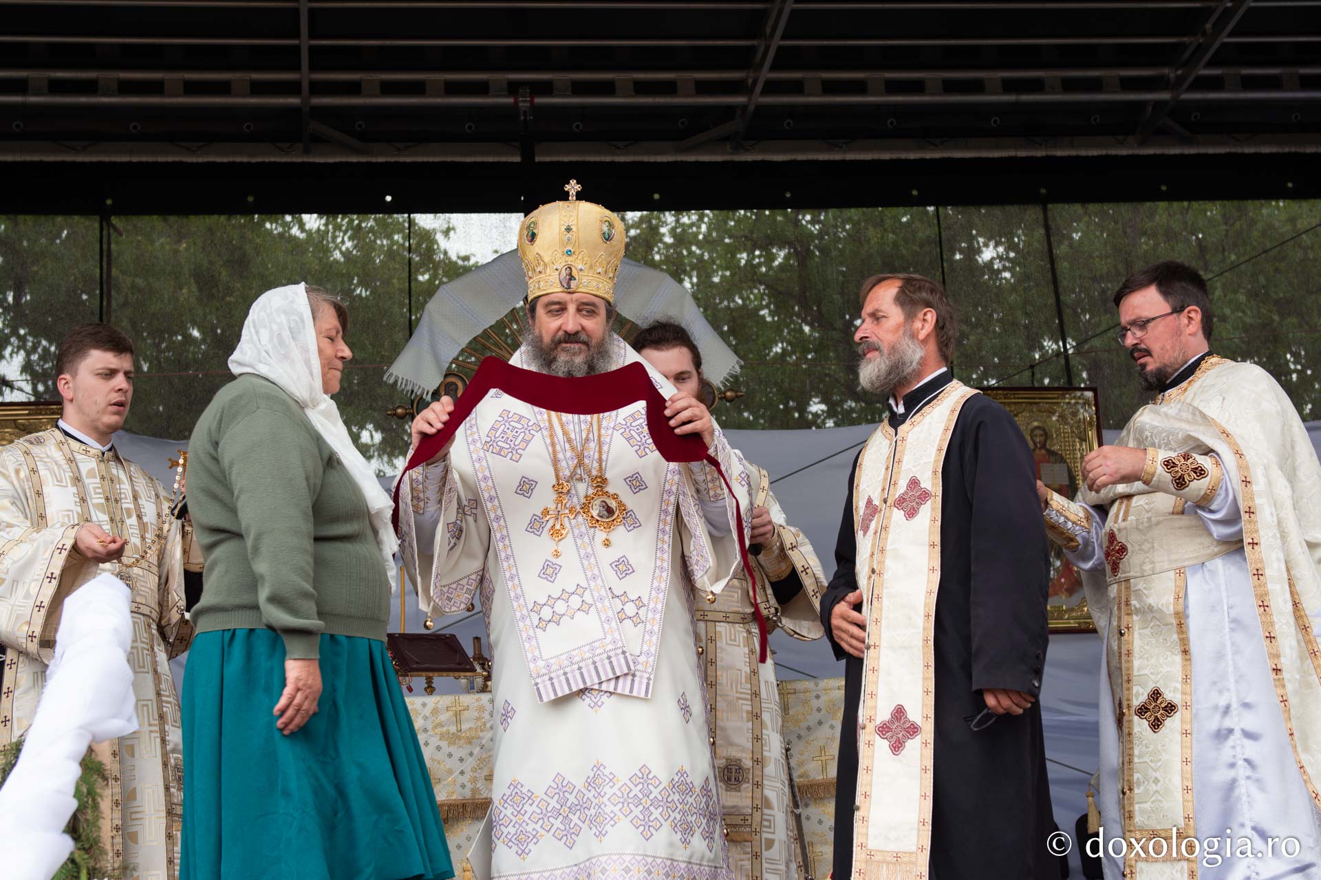 Hirotesie întru iconom stavrofor