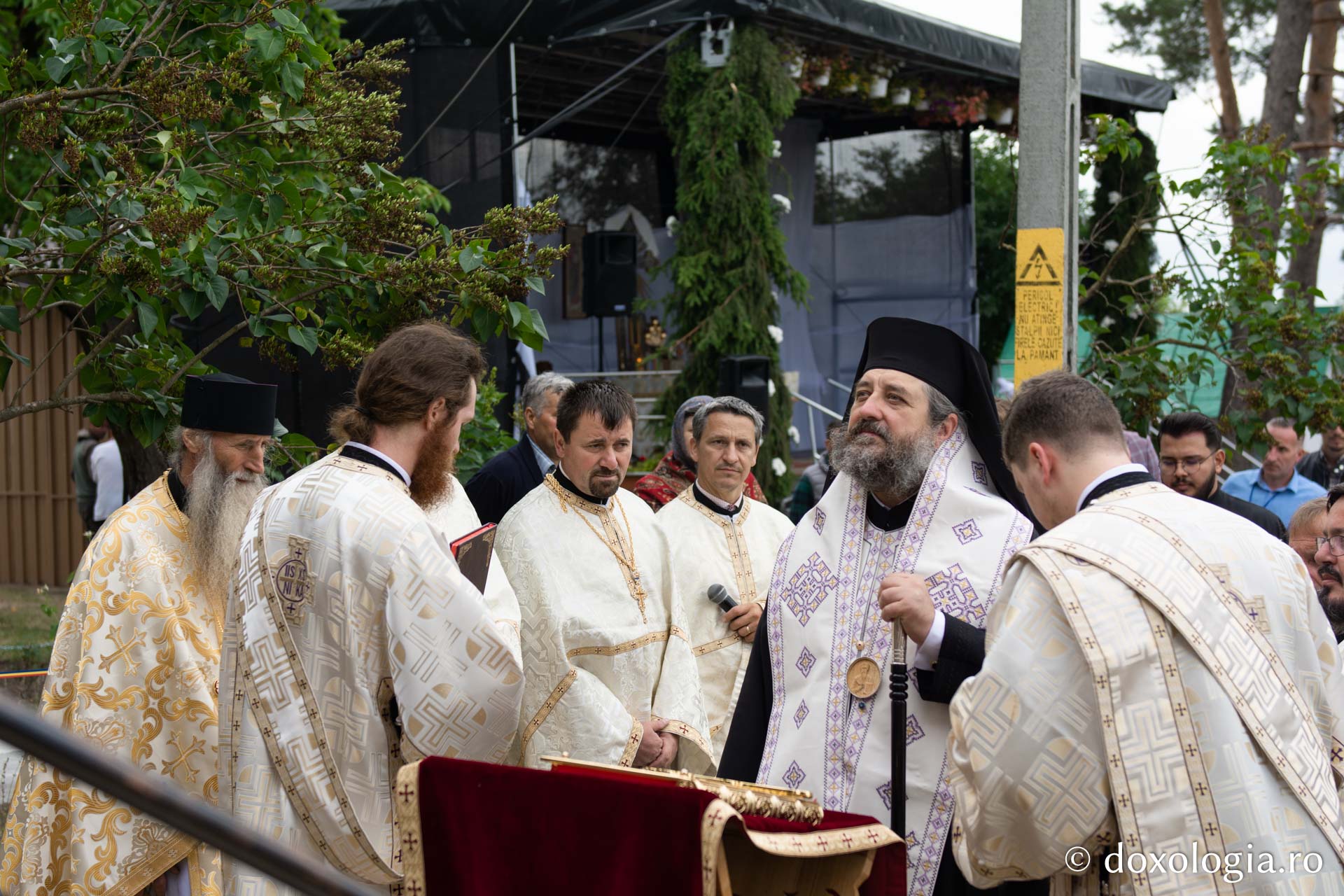 PS Nichifor Botoșăneanul, alături de soborul slujitor