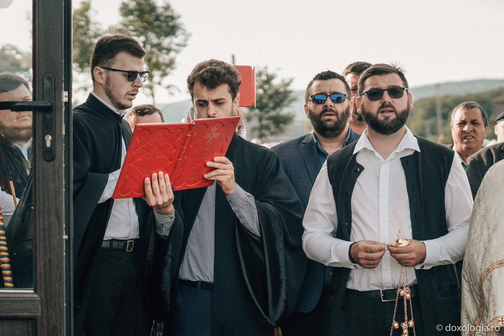 Moment din slujba de sfințire a bisericii din Vama