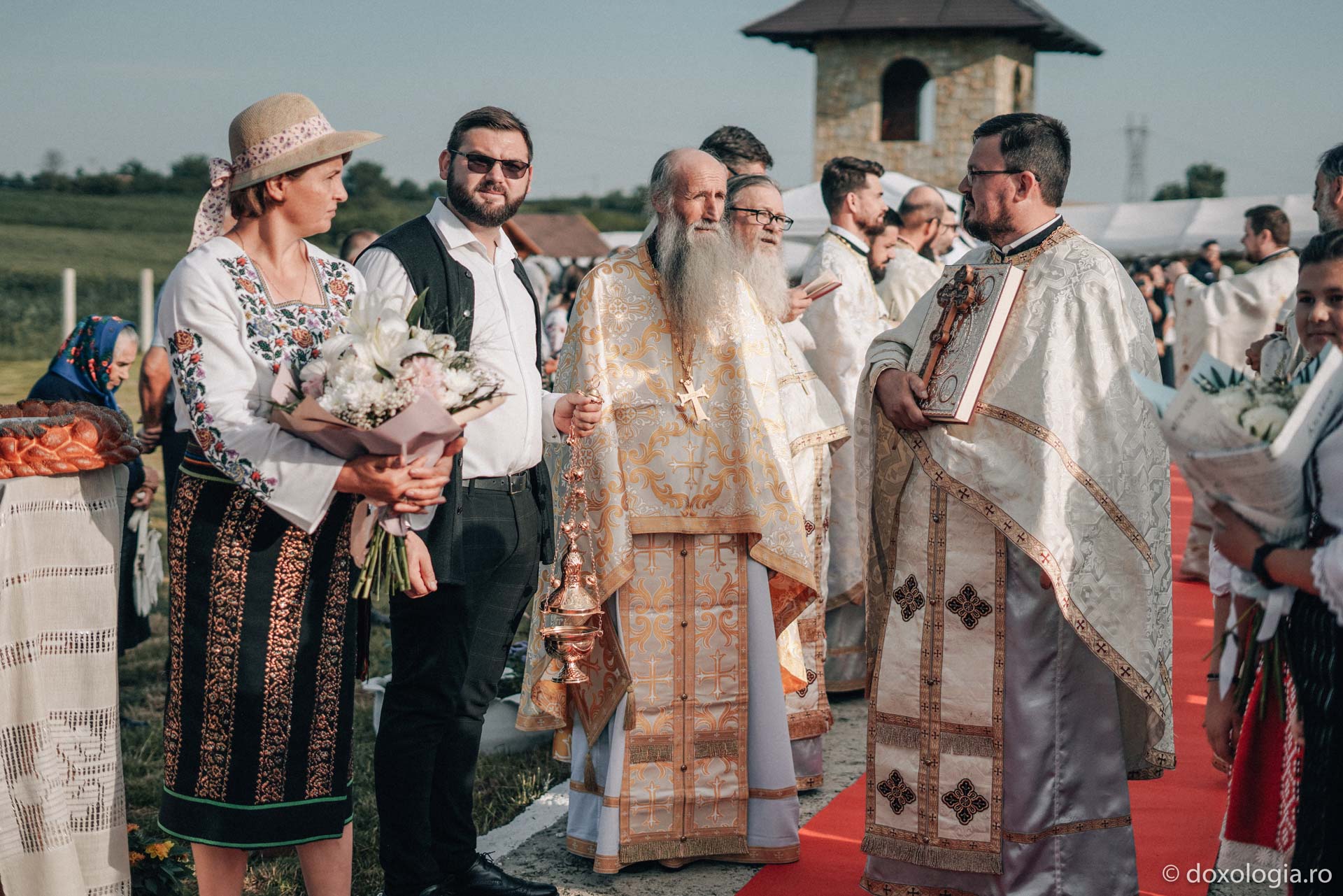 Întâmpinarea ierarhului la slujba de sfințire a bisericii din Vama, comuna Popești