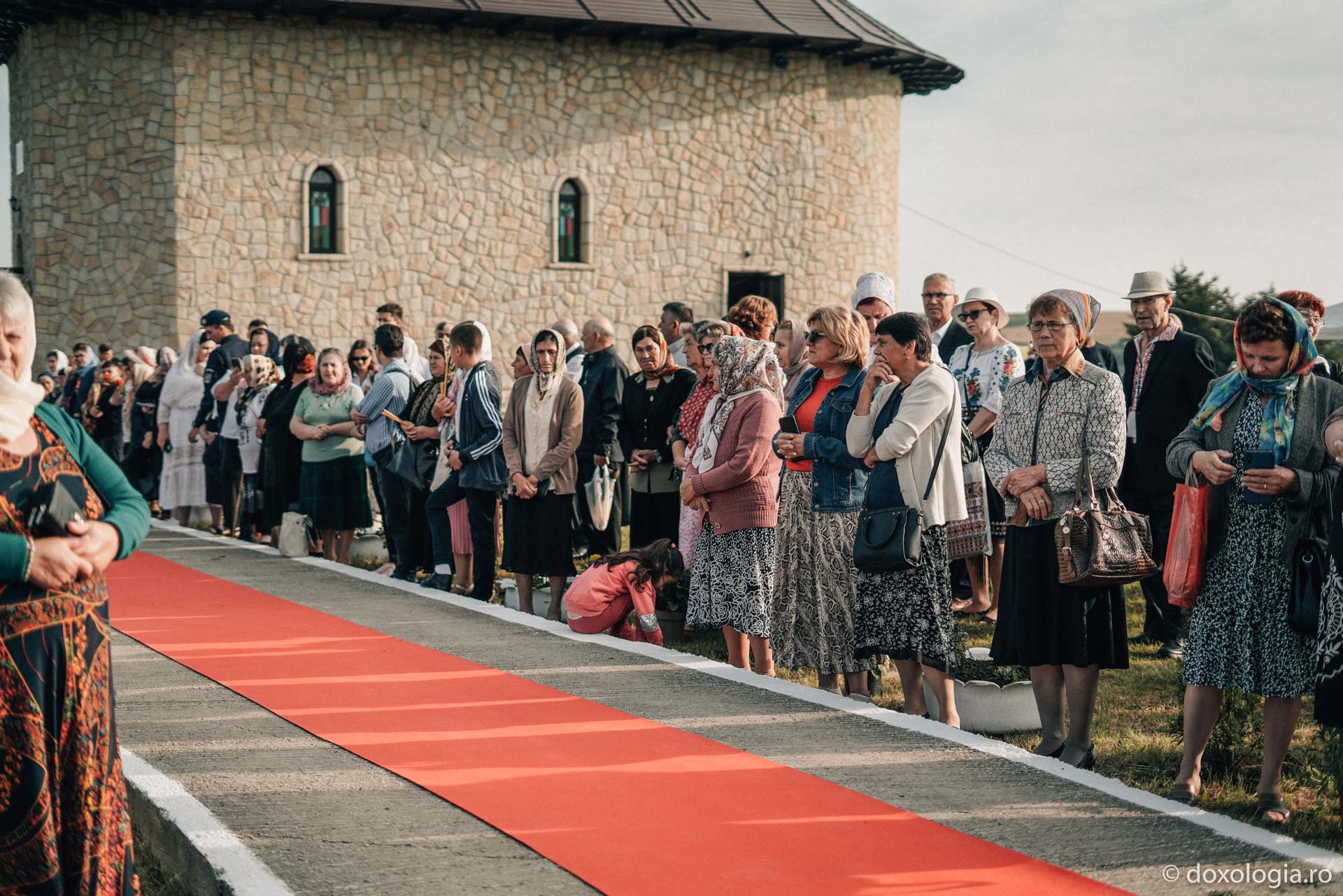 Întâmpinarea ierarhului la slujba de sfințire a bisericii din Vama, comuna Popești