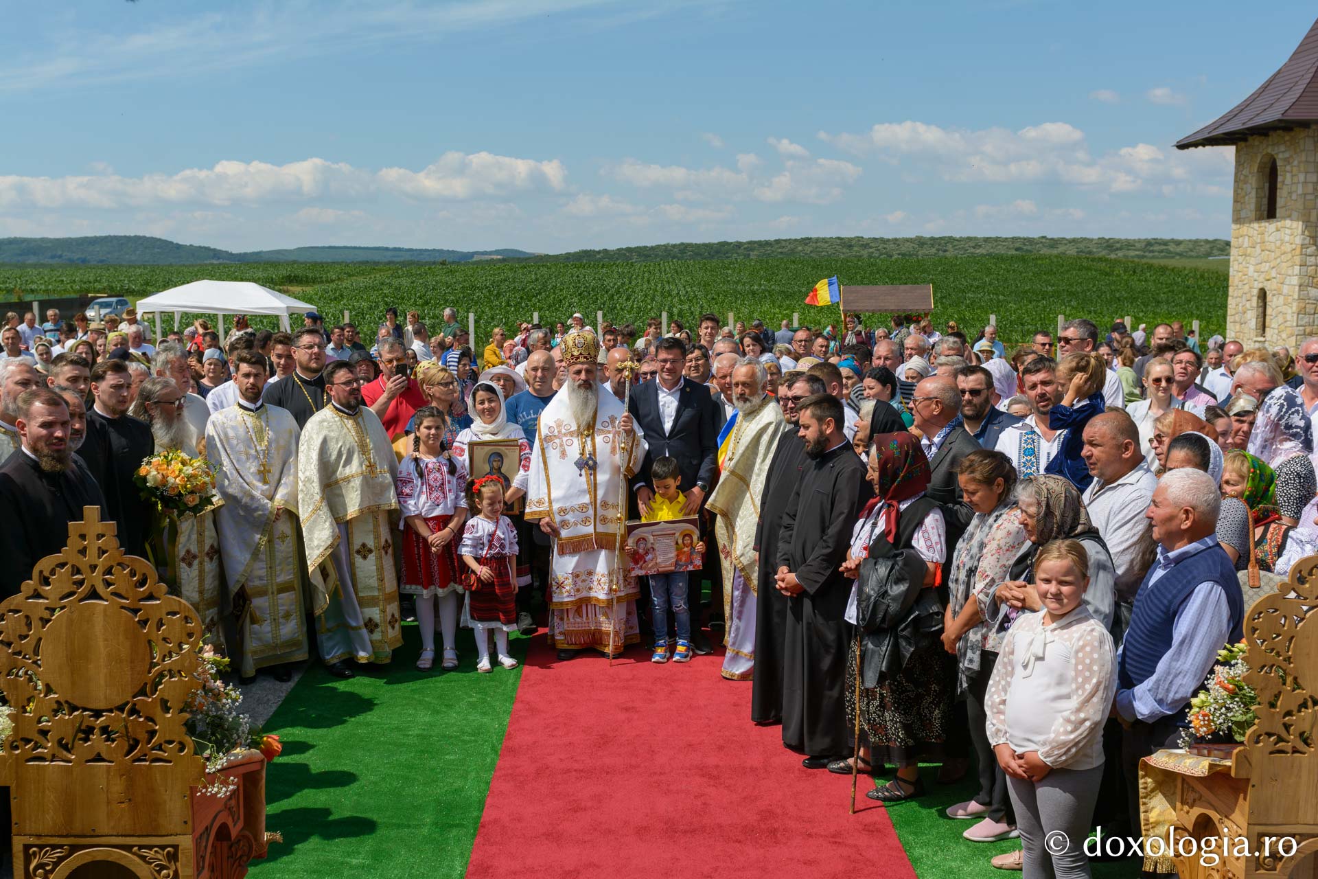 Sfânta Liturghie săvârșită de IPS Teofan la biserica „Sfânta Cuvioasă Teodora de la Sihla” din Vama