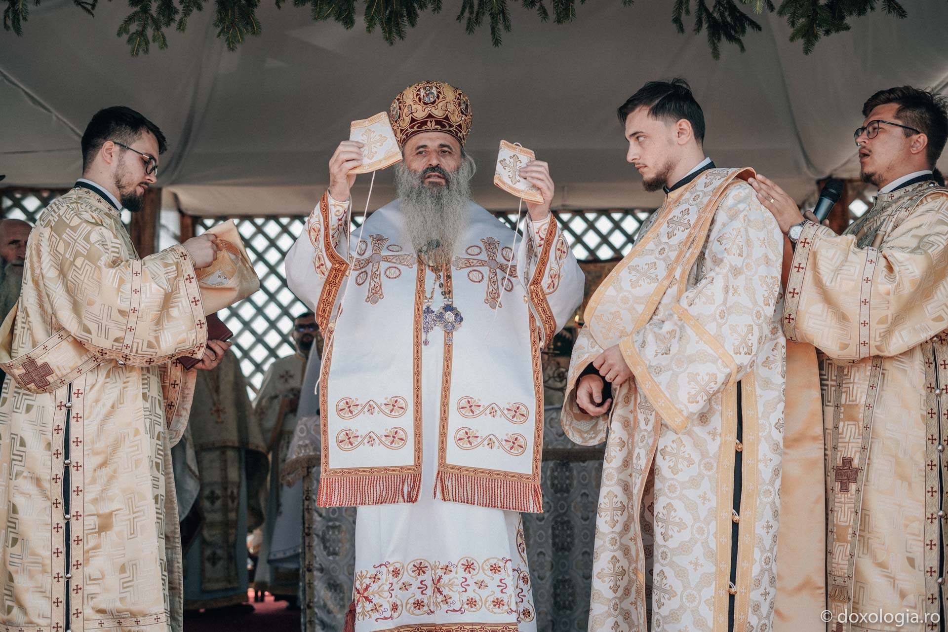 Sfânta Liturghie săvârșită de IPS Teofan la biserica „Sfânta Cuvioasă Teodora de la Sihla” din Vama