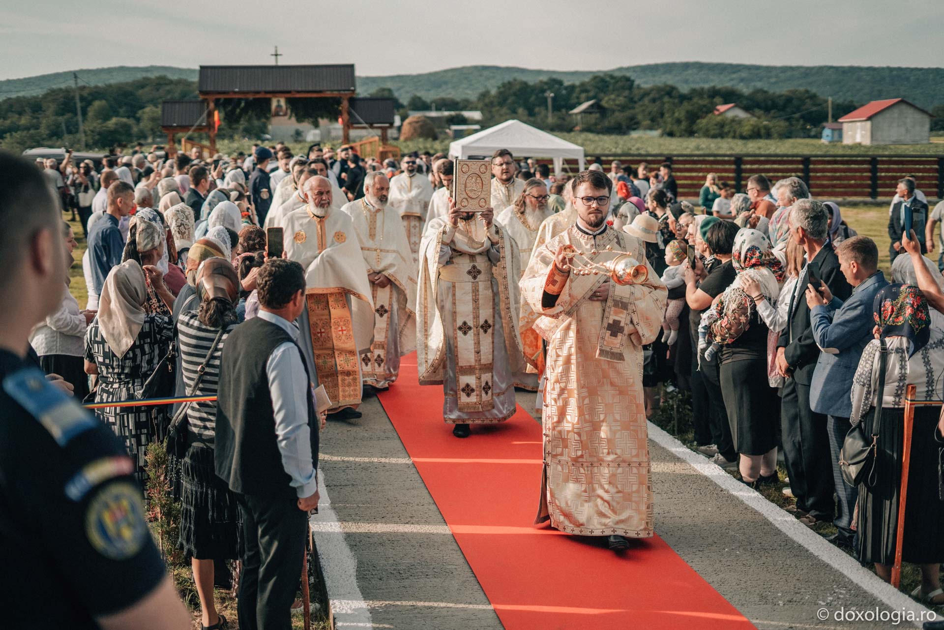 Întâmpinarea ierarhului la slujba de sfințire a bisericii din Vama, comuna Popești