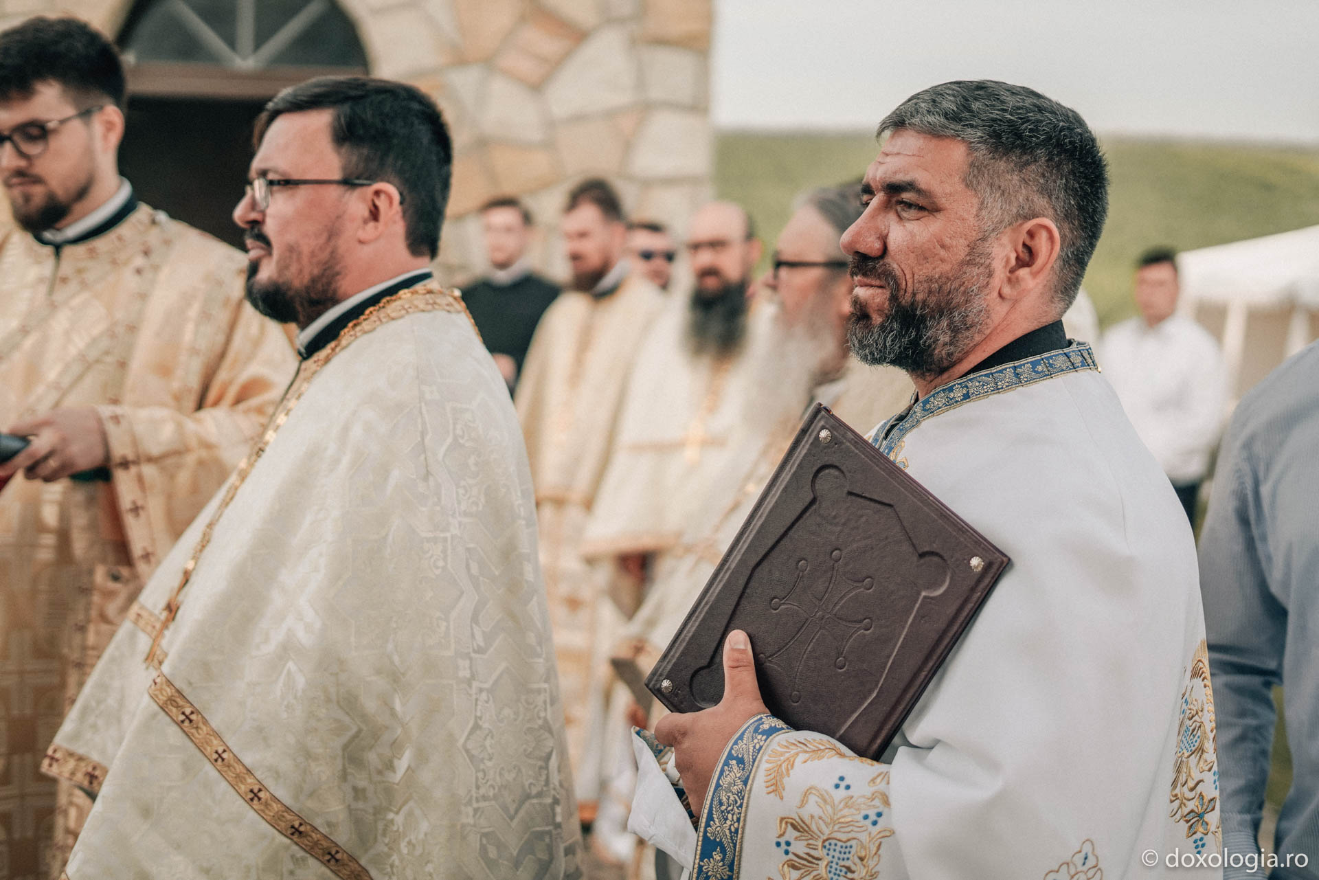 Sobor de slujitori participând la slujba de sfințire a bisericii din Vama