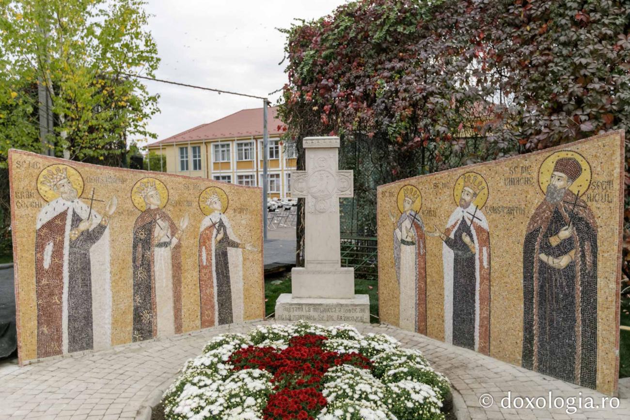 Sfinții Martiri Brâncoveni, mozaic din curtea Bisericii „Sfânta Mahramă și Sfinții Martiri Brâncoveni” din Iași / Foto: Pr. Silviu Cluci Viața Sfinților Martiri Brâncoveni, mozaic din curtea Bisericii „Sfânta Mahramă și Sfinții Martiri Brâncoveni” din Iași / Foto: Pr. Silviu Cluci