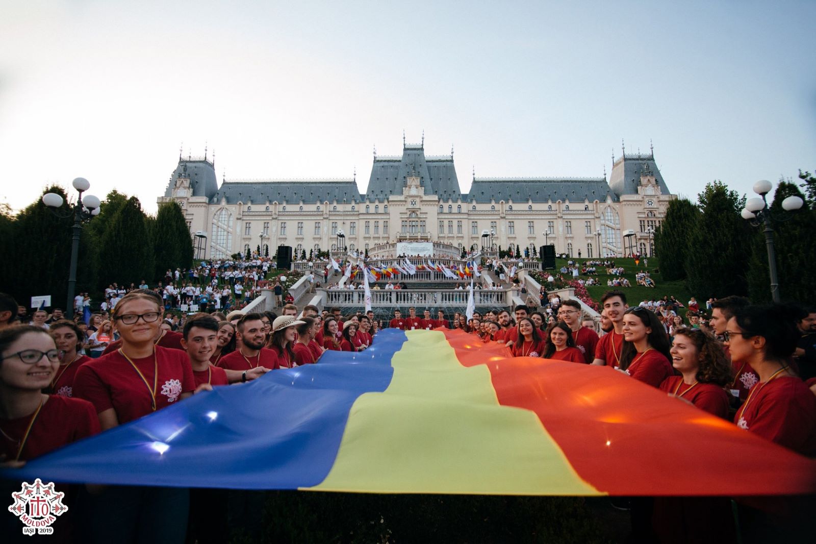 tineri ținând în mâini tricolorul