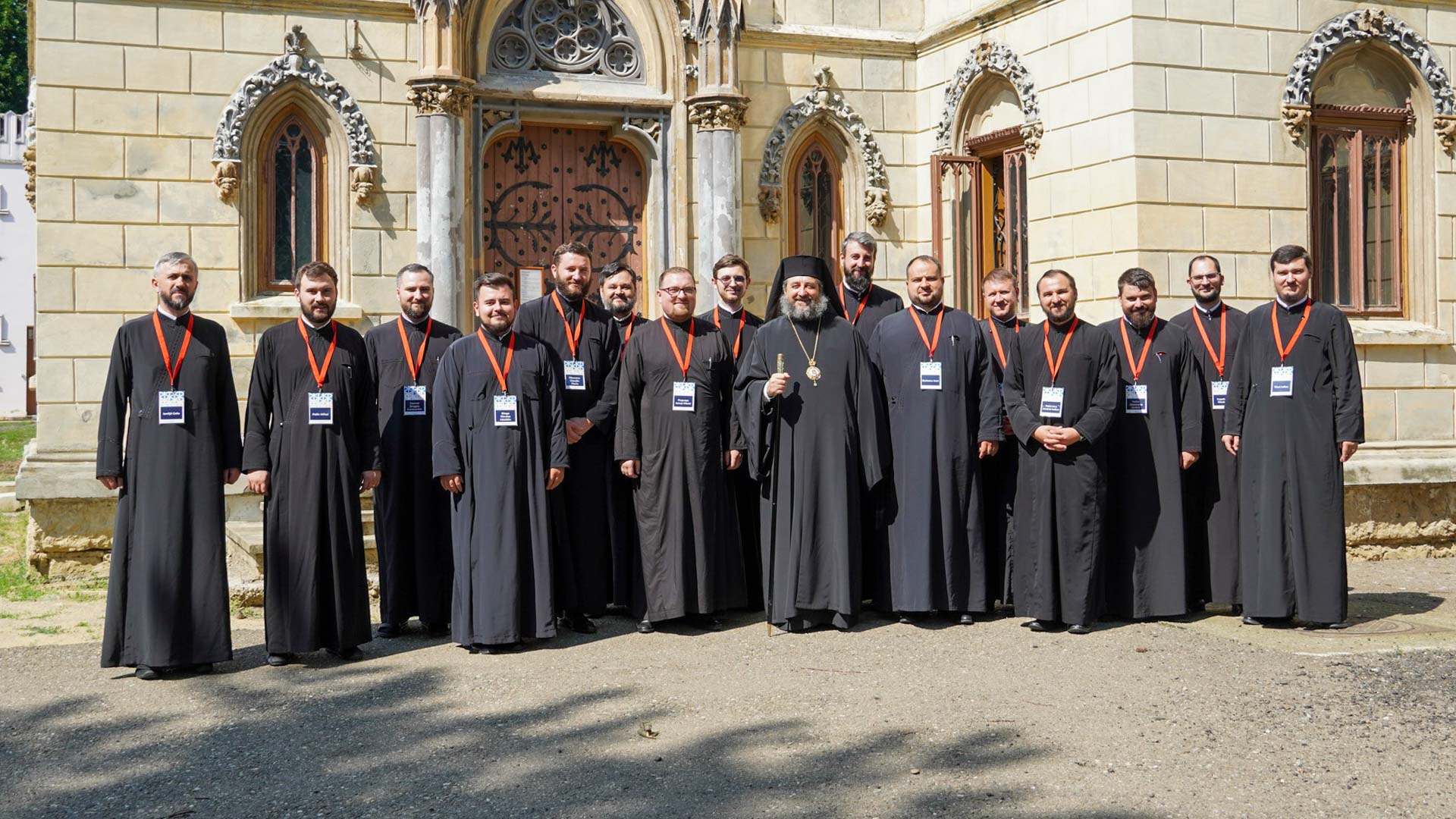 Fotografie de grup cu preoții din cadrul programului formare, alături de PS Nichifor Botoșăneanul