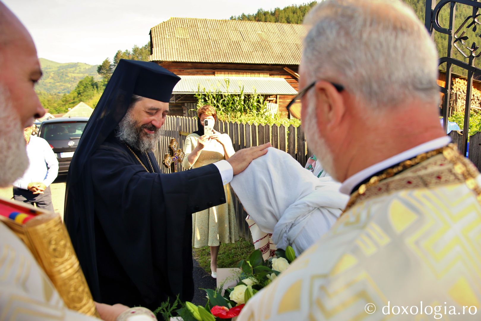 PS Nichifor Botoșăneanul, primit de clericii și credincioșii din Ivaneș / Foto: Flavius Popa