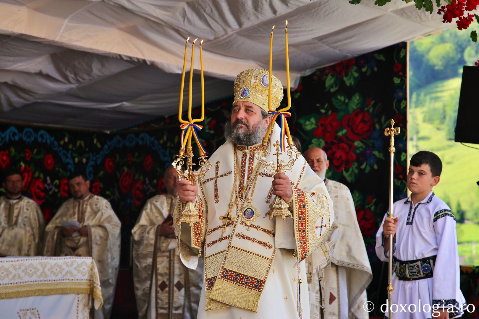 Sfânta Liturghie oficiată cu prilejul hramului Parohiei Ivaneș, de către PS Nichifor Botoșăneanul / Foto: Flavius Popa