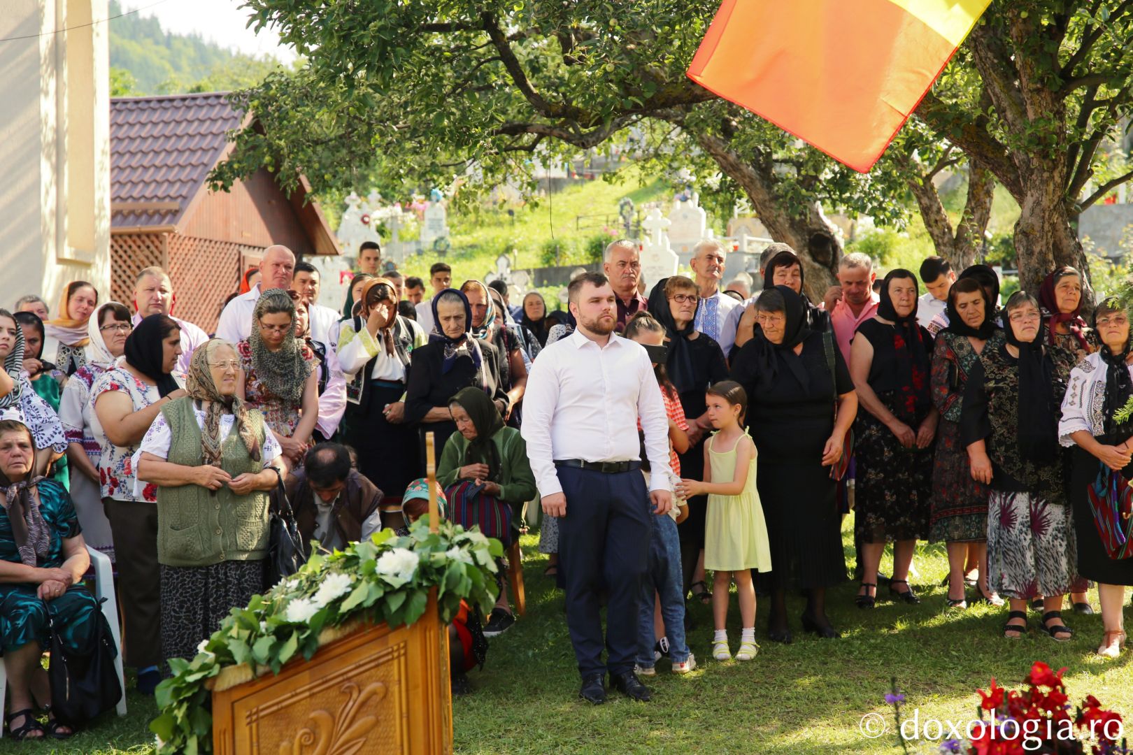 Credincioșii din Ivaneș, participând la Sfânta Liturghie / Foto: Flavius Popa