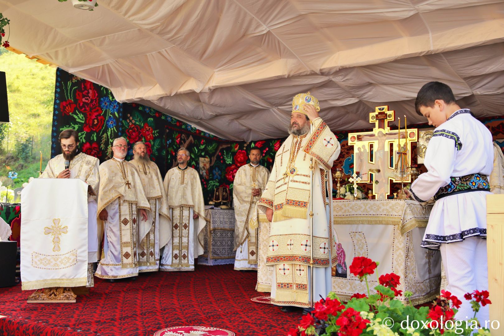 Sfânta Liturghie oficiată cu prilejul hramului Parohiei Ivaneș, de către PS Nichifor Botoșăneanul / Foto: Flavius Popa