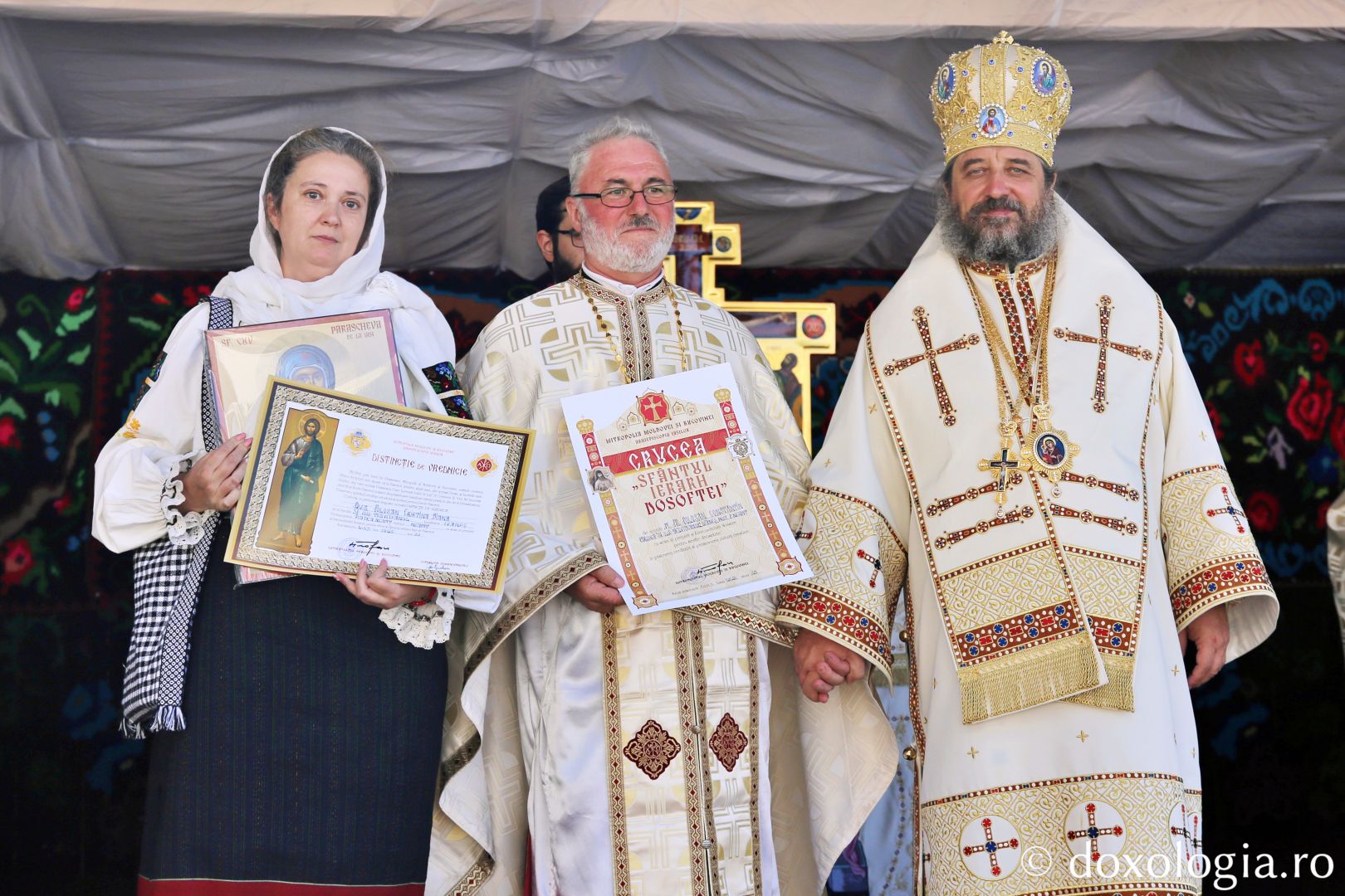 Părintele Constantin Poloșan, primind Crucea „Sfântului Ierarh Dosoftei” / Foto: Flavius Popa