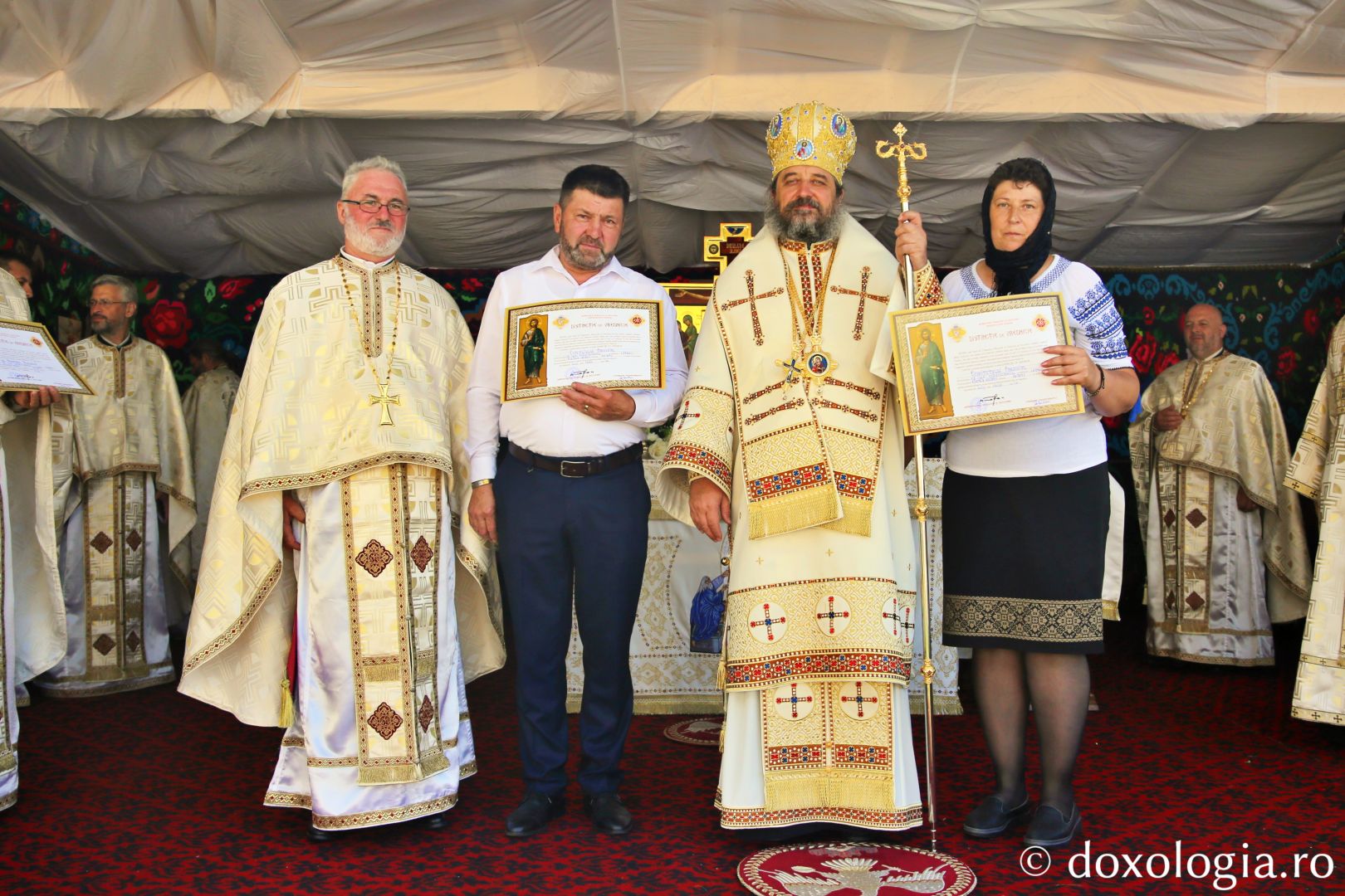 Credincioșii din Parohia Ivaneș, primind distincții de vrednicie / Foto: Flavius Popa