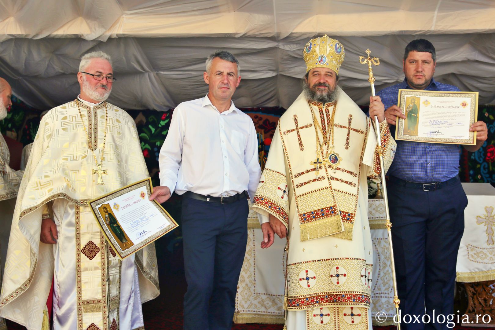 Credincioșii din Parohia Ivaneș, primind distincții de vrednicie / Foto: Flavius Popa