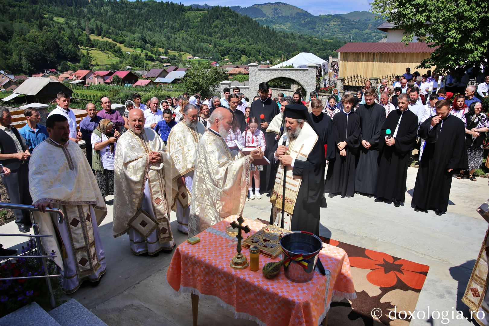 Moment din slujba de binecuvântare a capelei mortuare de la Parohia Ivaneș / Foto: Flavius Popa