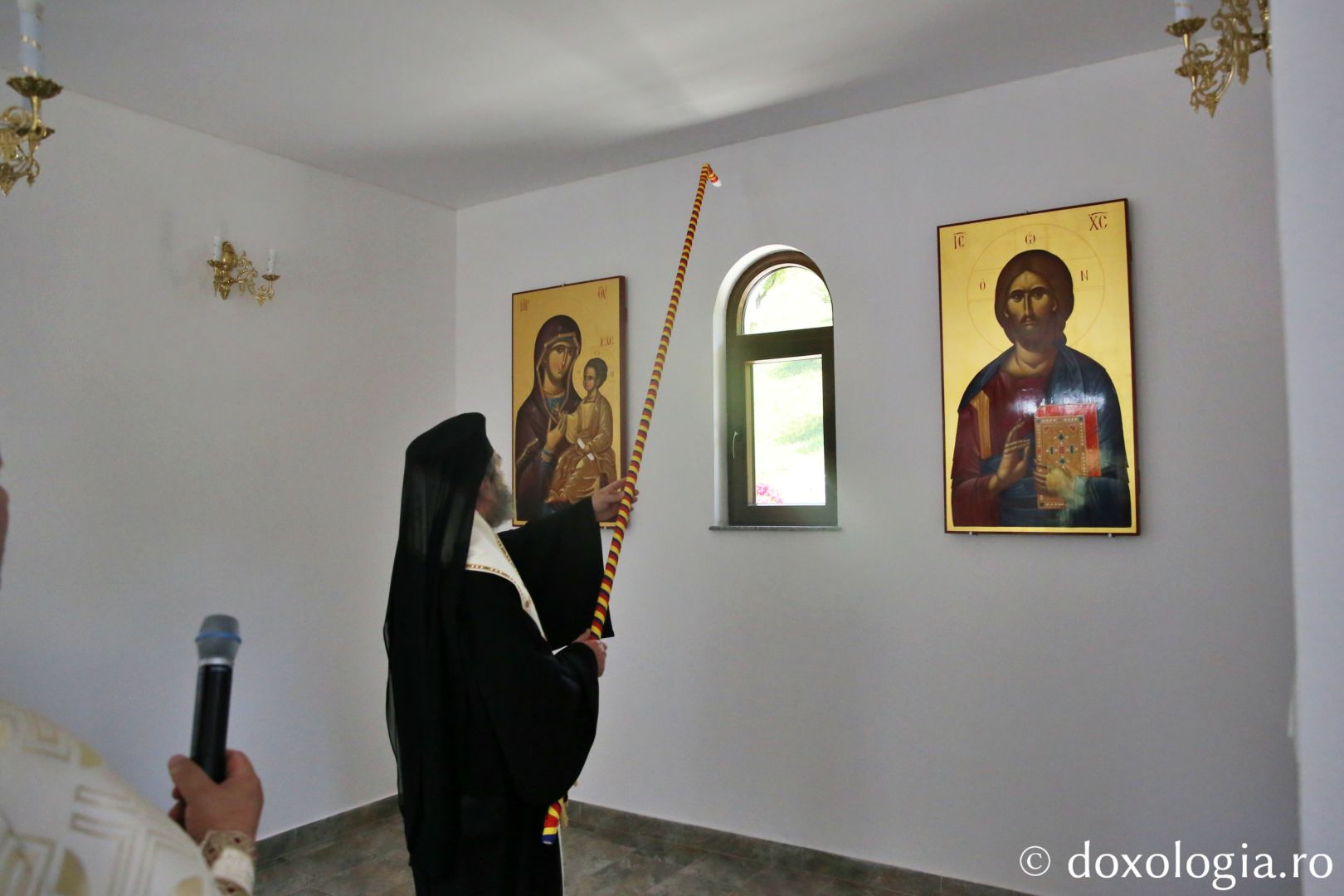 Moment din slujba de binecuvântare a capelei mortuare de la Parohia Ivaneș / Foto: Flavius Popa