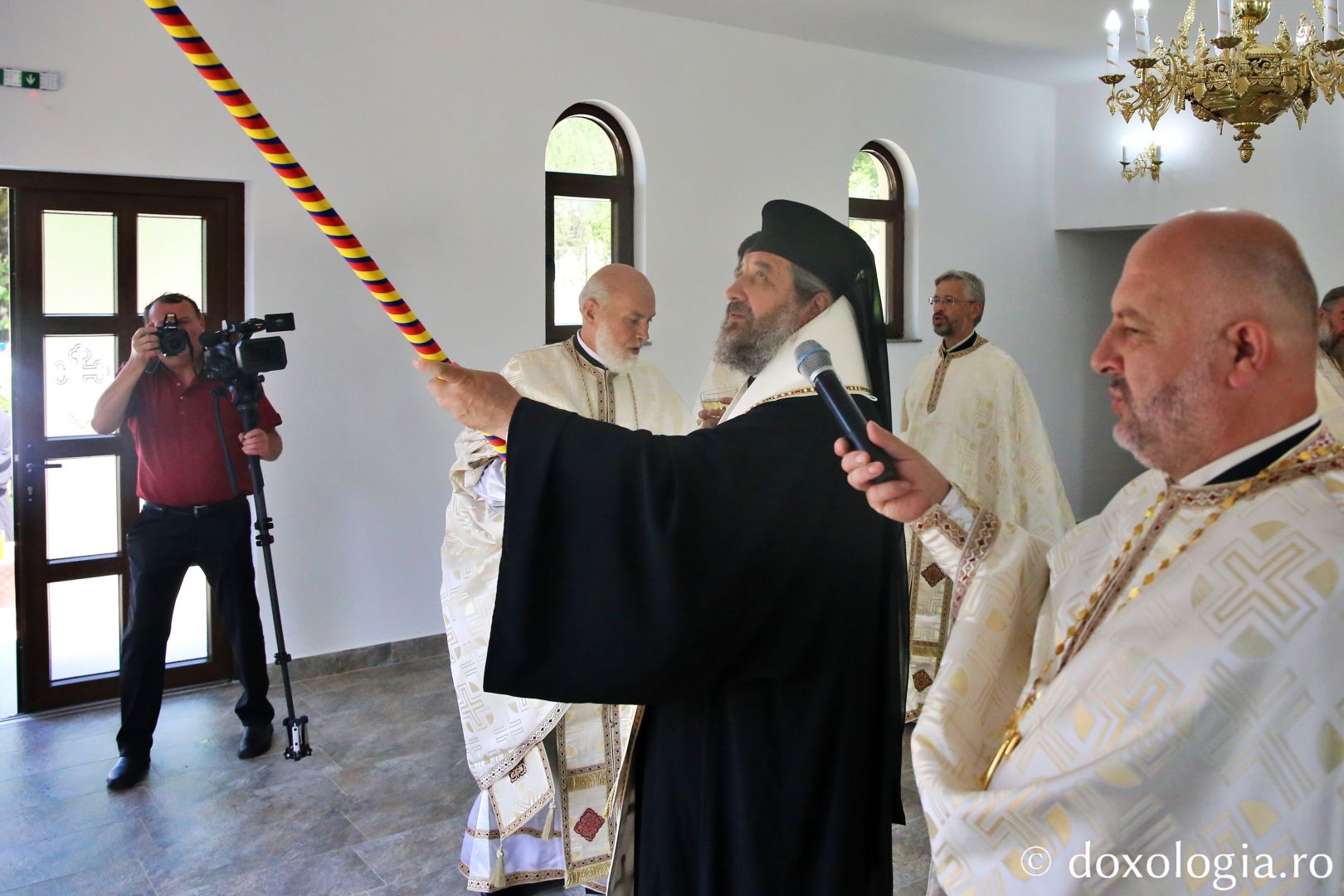 Moment din slujba de binecuvântare a capelei mortuare de la Parohia Ivaneș / Foto: Flavius Popa