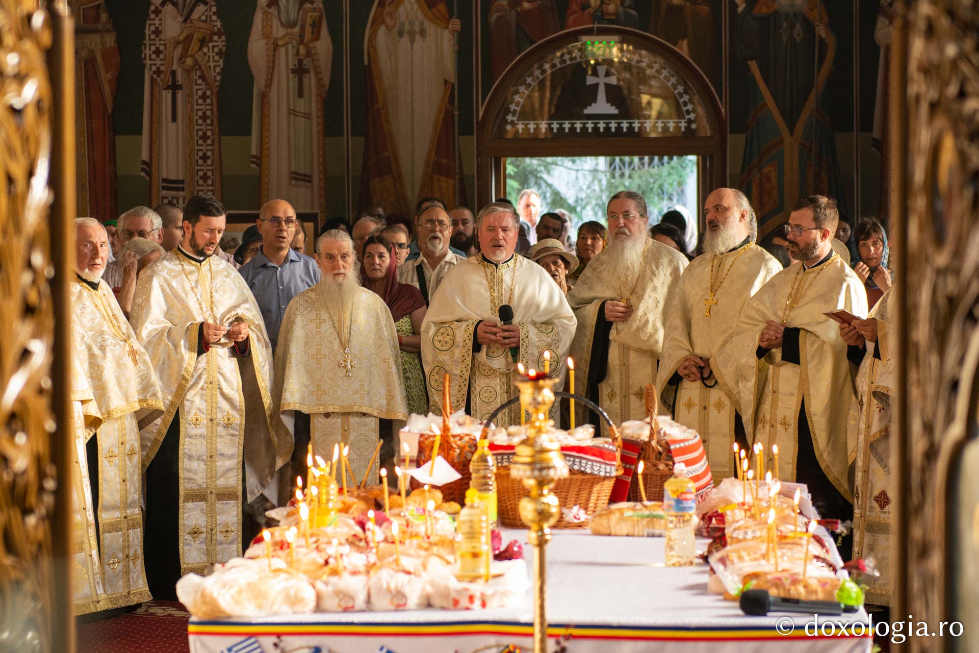 Slujba Vecerniei unită cu Litia, la Biserica „Binecredinciosul Voievod Ştefan cel Mare şi Sfânt” din Iaşi