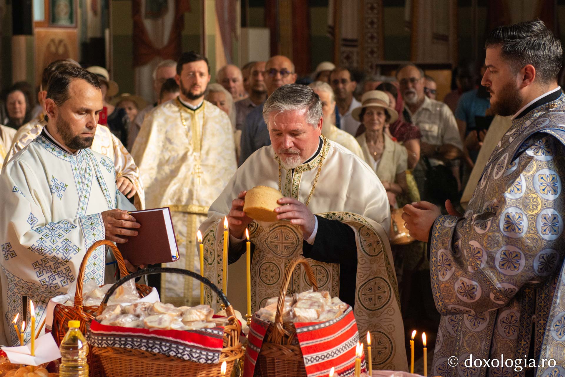 Slujba Vecerniei unită cu Litia, la Biserica „Binecredinciosul Voievod Ştefan cel Mare şi Sfânt” din Iaşi