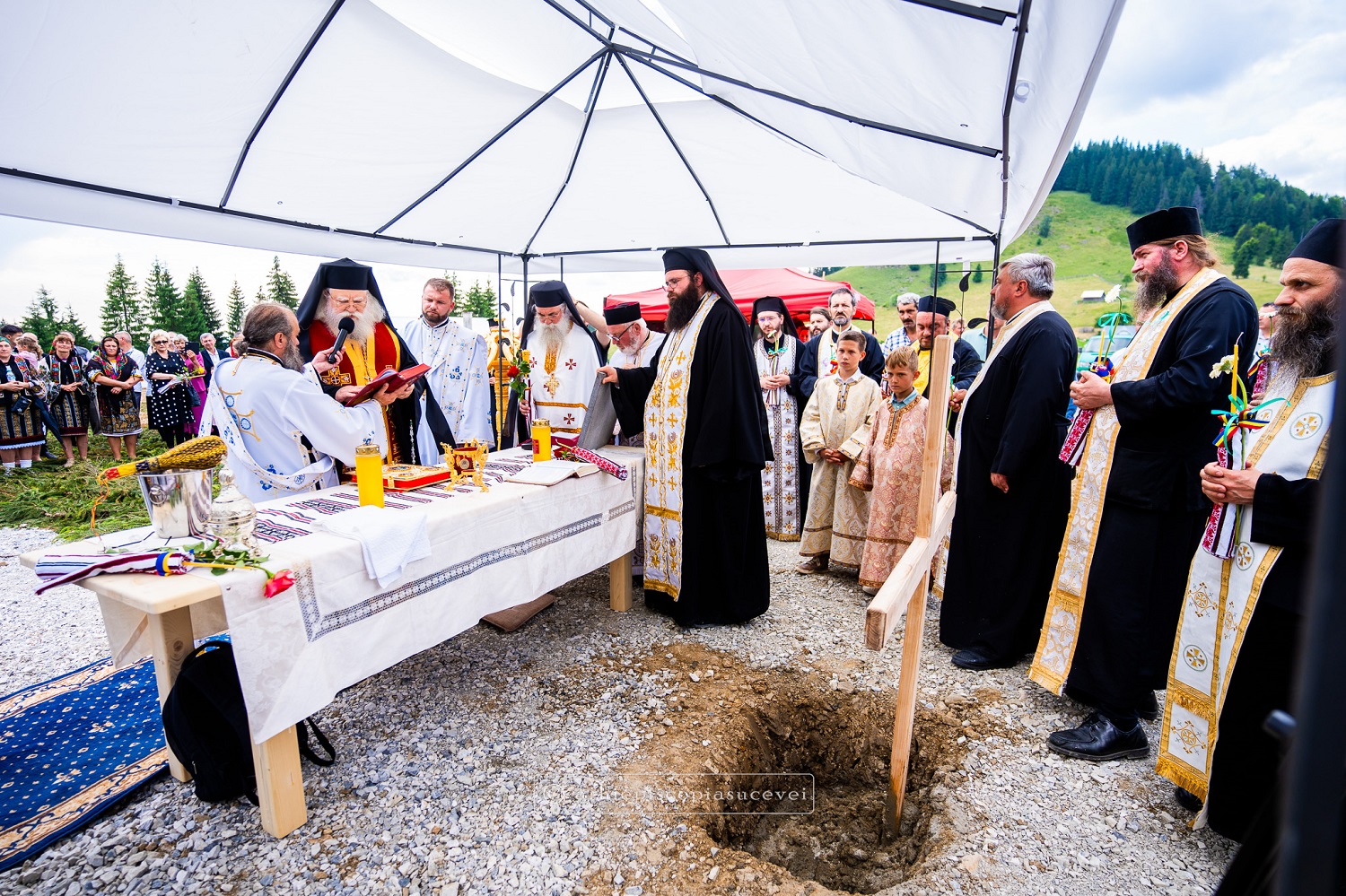 Înaltpreasfințitul Calinic la Mănăstirea „Sfântul Proroc Ilie Tesviteanul” Dorna Candrenilor / Foto: arhiepiscopiasucevei.ro IPS Calinic la Mănăstirea „Sfântul Proroc Ilie Tesviteanul” Dorna Candrenilor