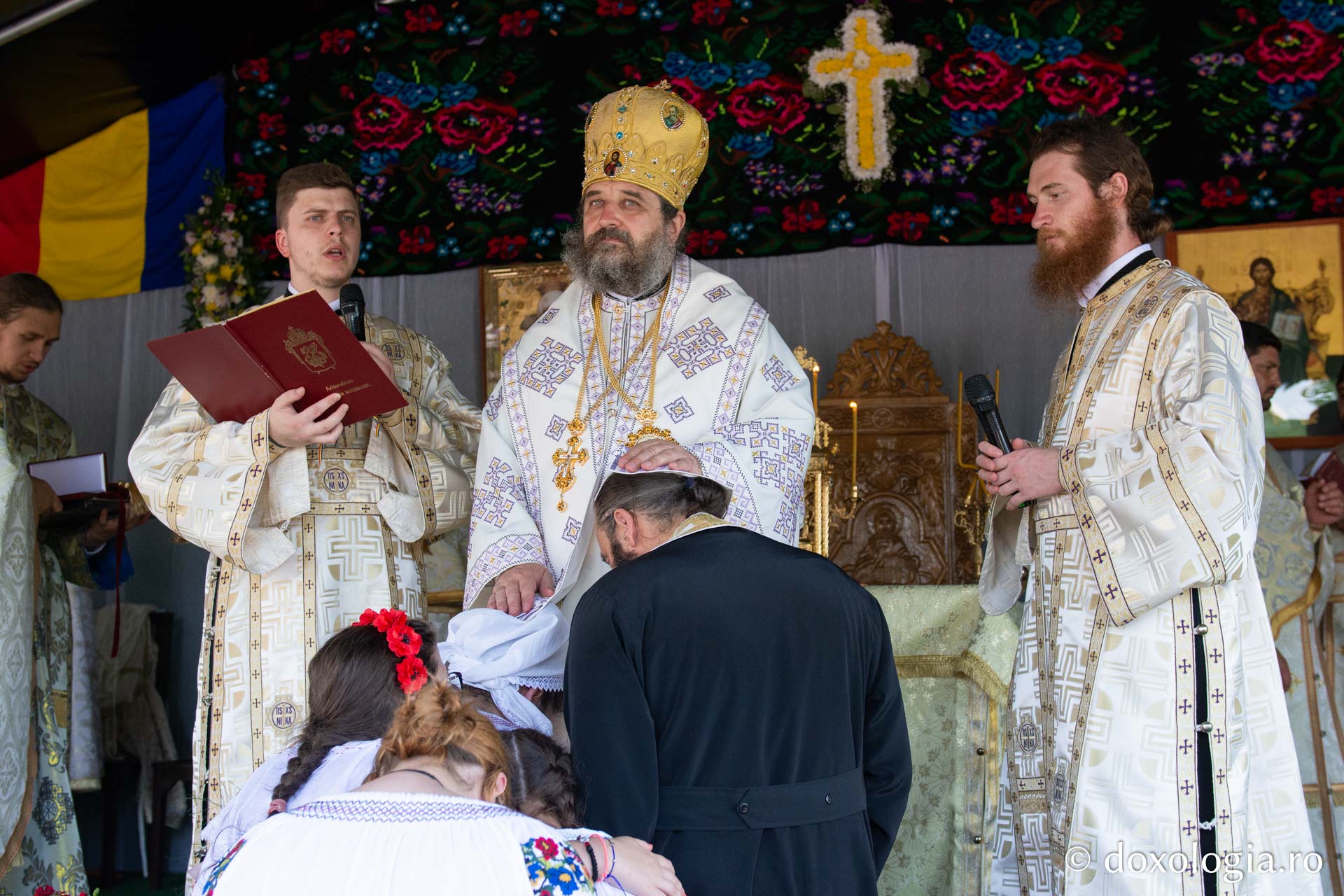 Hirotesie întru iconom stavrofor