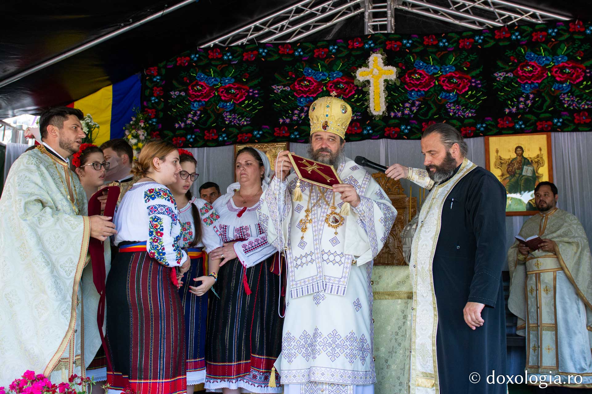 Hirotesie întru iconom stavrofor