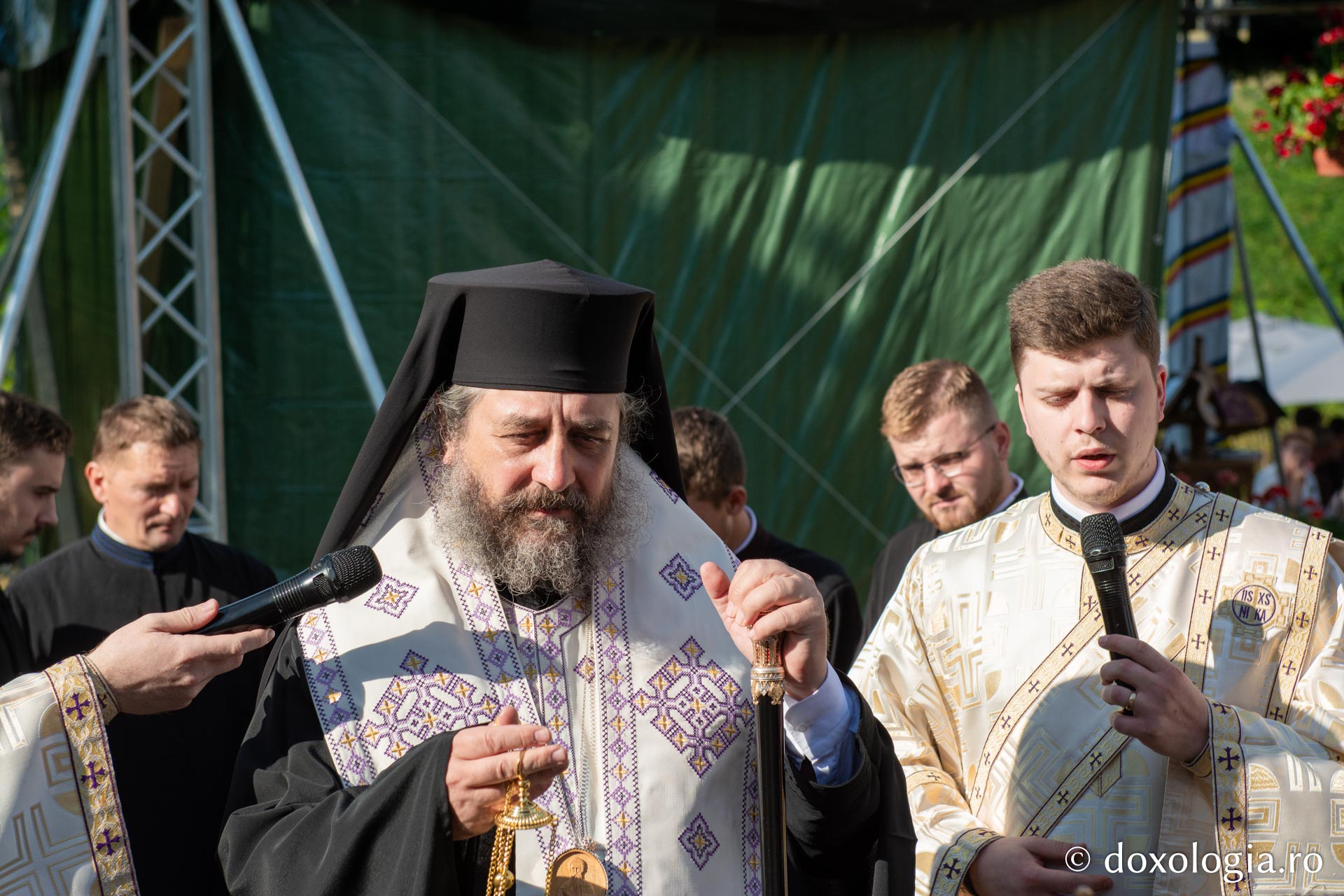 PS Nichifor Botoșăneanul, alături de soborul slujitor