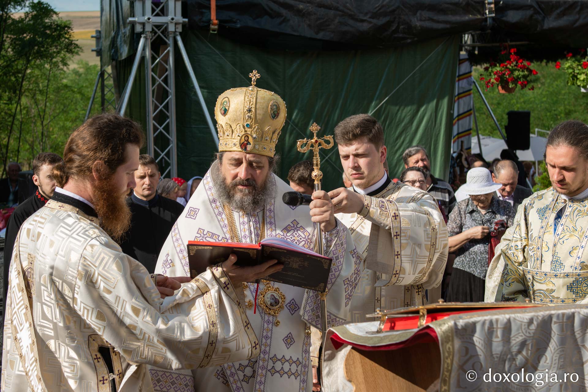 PS Nichifor Botoșăneanul, alături de soborul slujitor