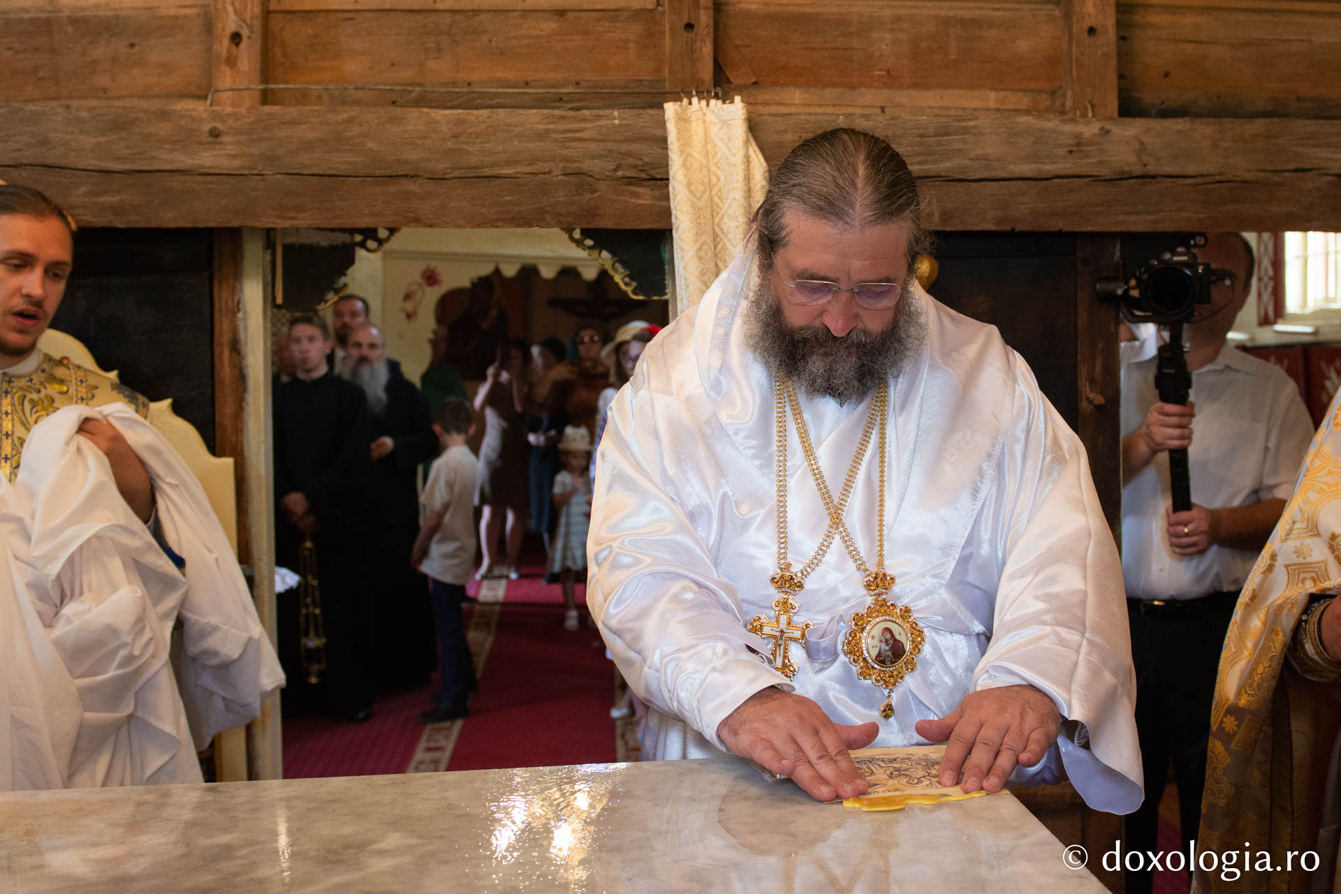 PS Nichifor Botoșăneanul, pecetluind Sfânta Masă