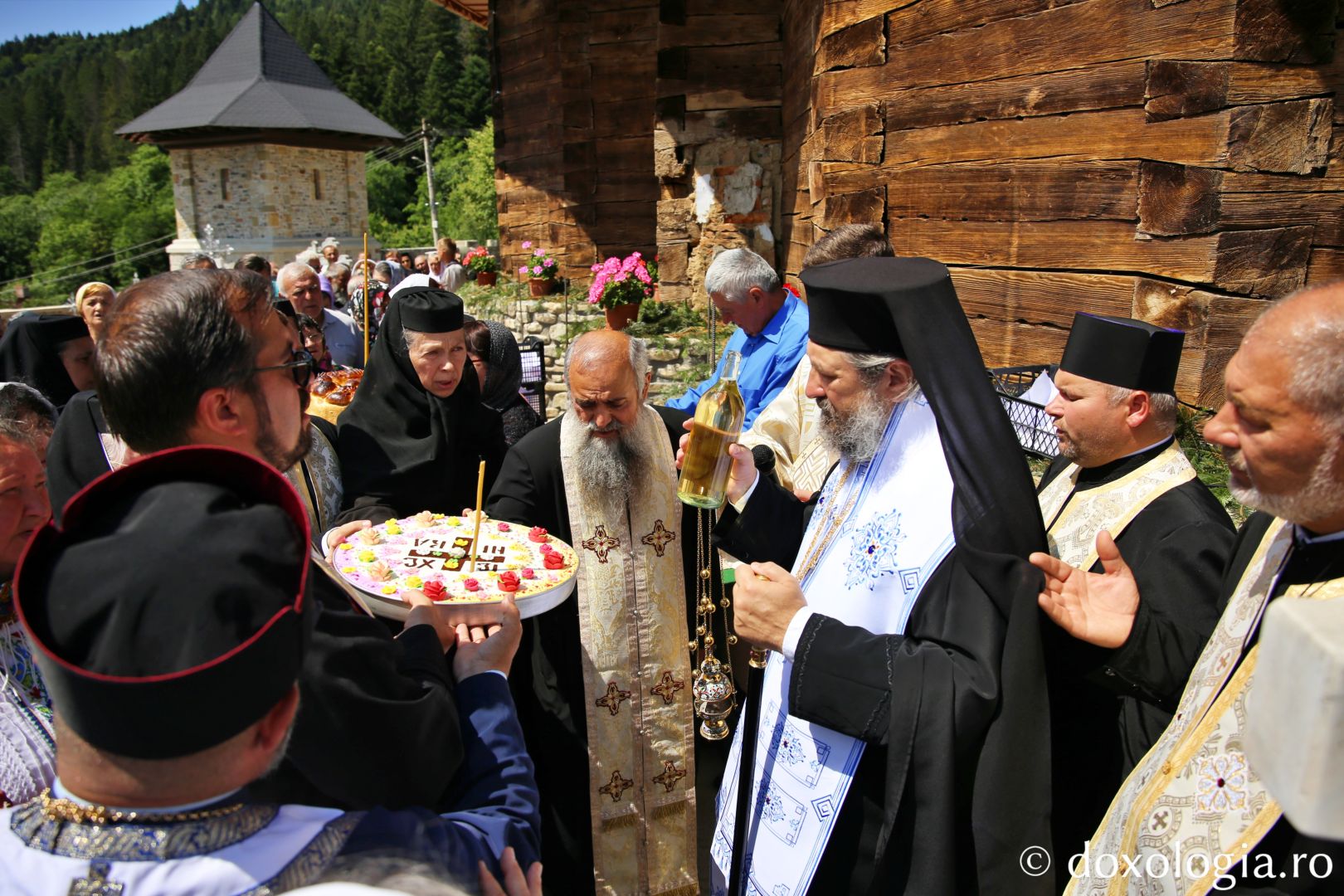 Slujba Parastasului la mormântului protos. Nicodim Măndiță / Foto: Flavius Popa Duhovnicul Nicodim Măndiță, pomenit la Mănăstirea Agapia