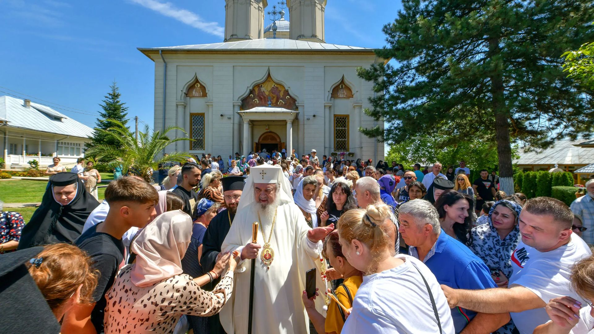 Parintele Patriarh Daniel la Mănăstirea Pasărea / Foto: ziarullumina.ro Parintele Patriarh Daniel binecuvântând mulțimea de credincioși