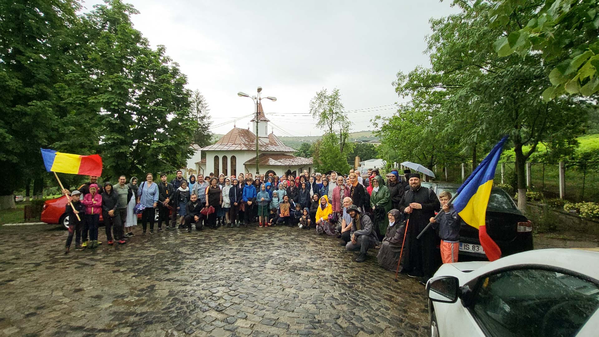 Fotografie de grup: Pelerinajul pedestru  „La pas pe colinele sfinte ale Iașului” Peste 100 de persoane au participat la pelerinajul pedestru „La pas pe colinele sfinte ale Iașului”