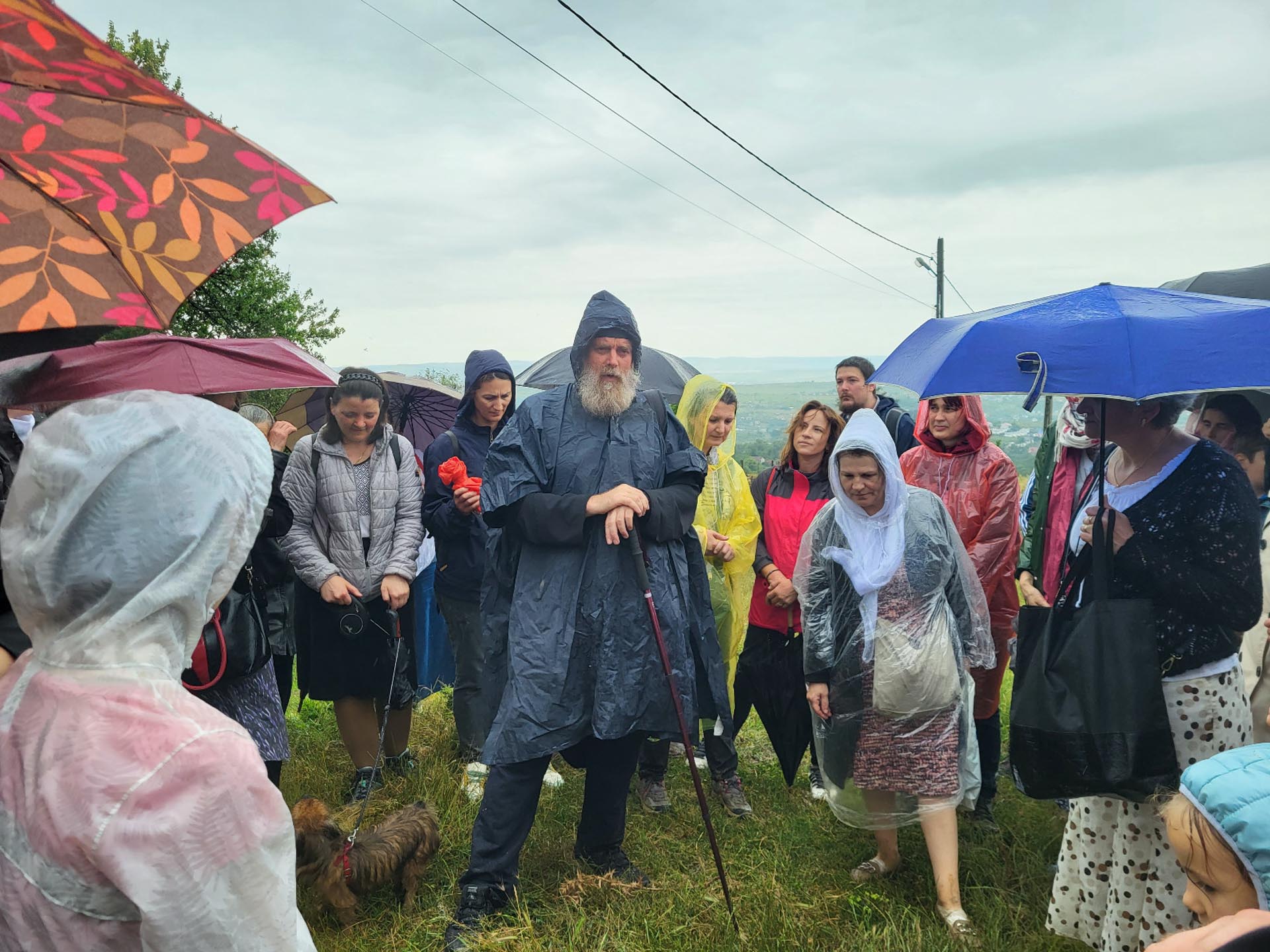 Peste 100 de persoane au participat la pelerinajul pedestru „La pas pe colinele sfinte ale Iașului”