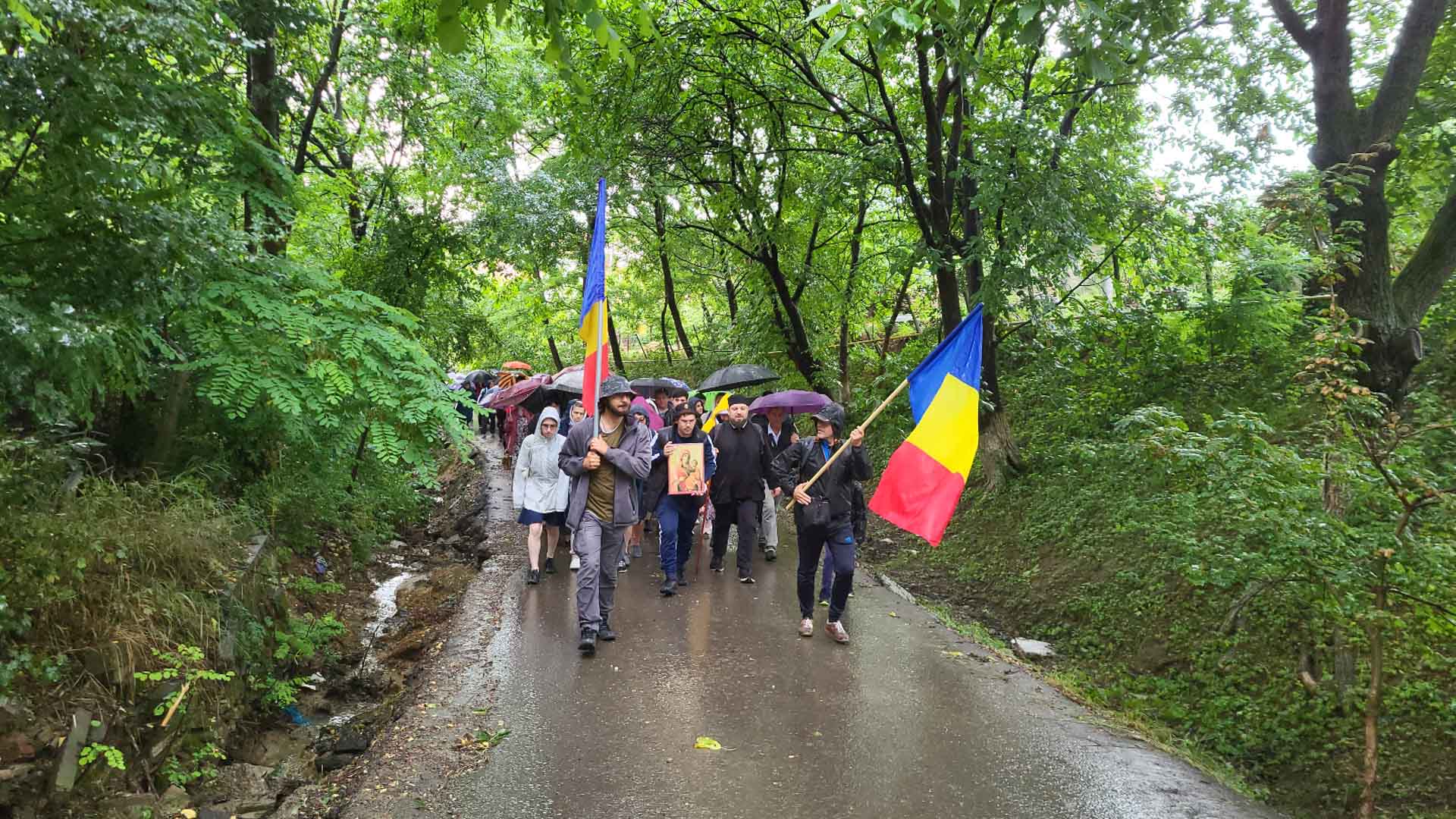 Peste 100 de persoane au participat la pelerinajul pedestru „La pas pe colinele sfinte ale Iașului”