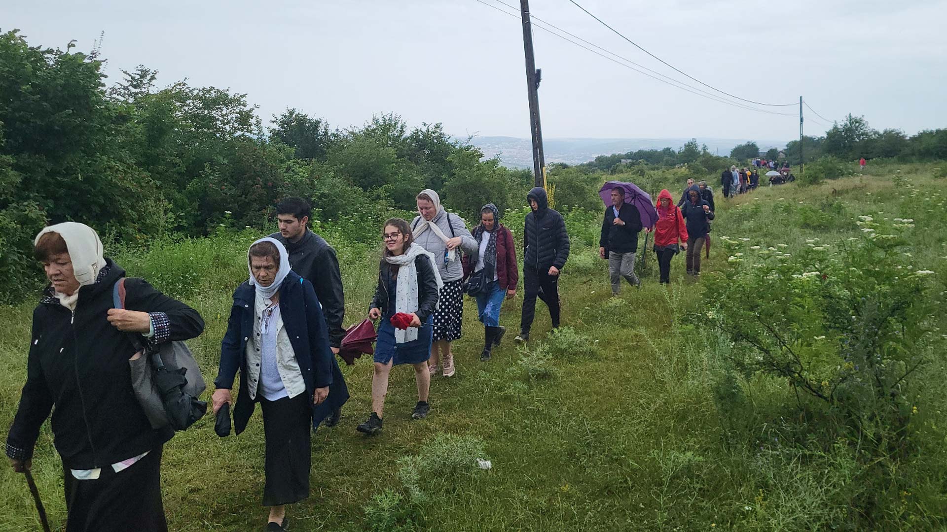 Peste 100 de persoane au participat la pelerinajul pedestru „La pas pe colinele sfinte ale Iașului”