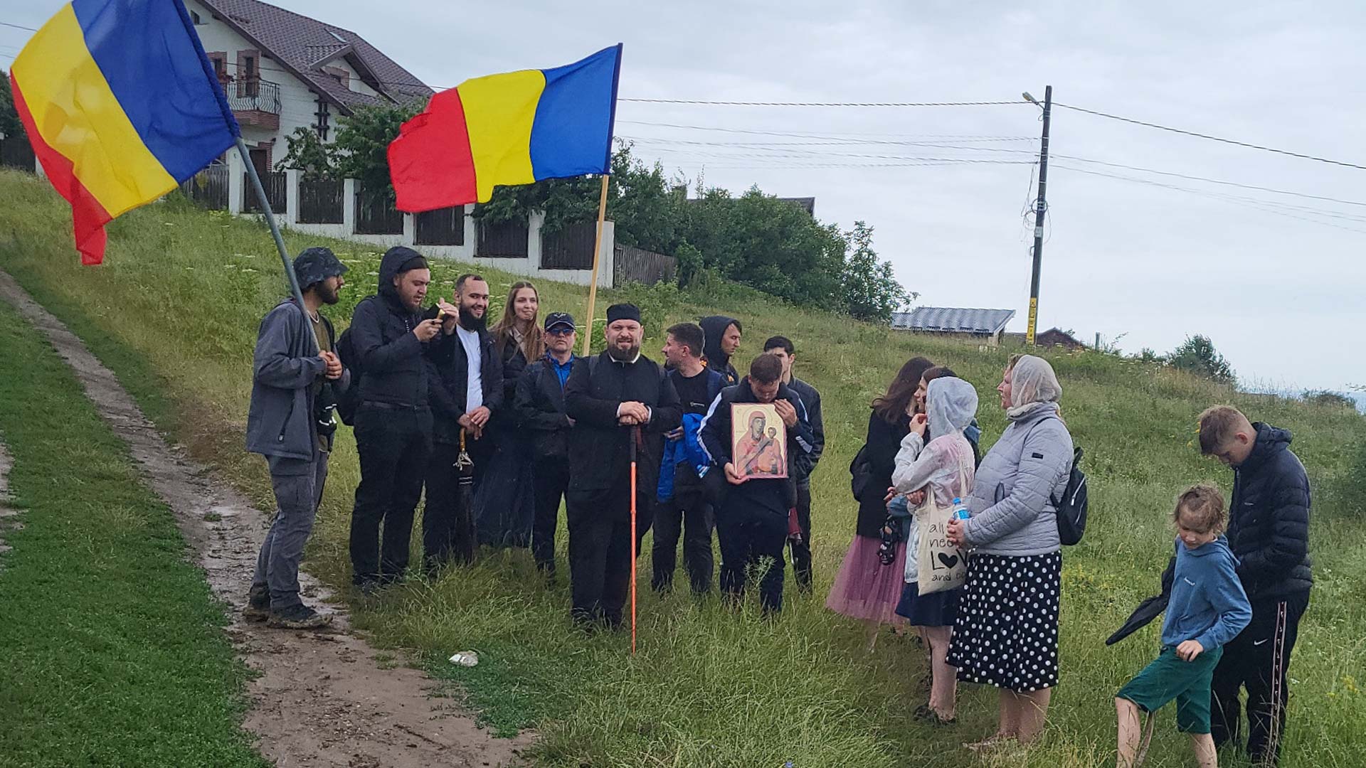 Peste 100 de persoane au participat la pelerinajul pedestru „La pas pe colinele sfinte ale Iașului”