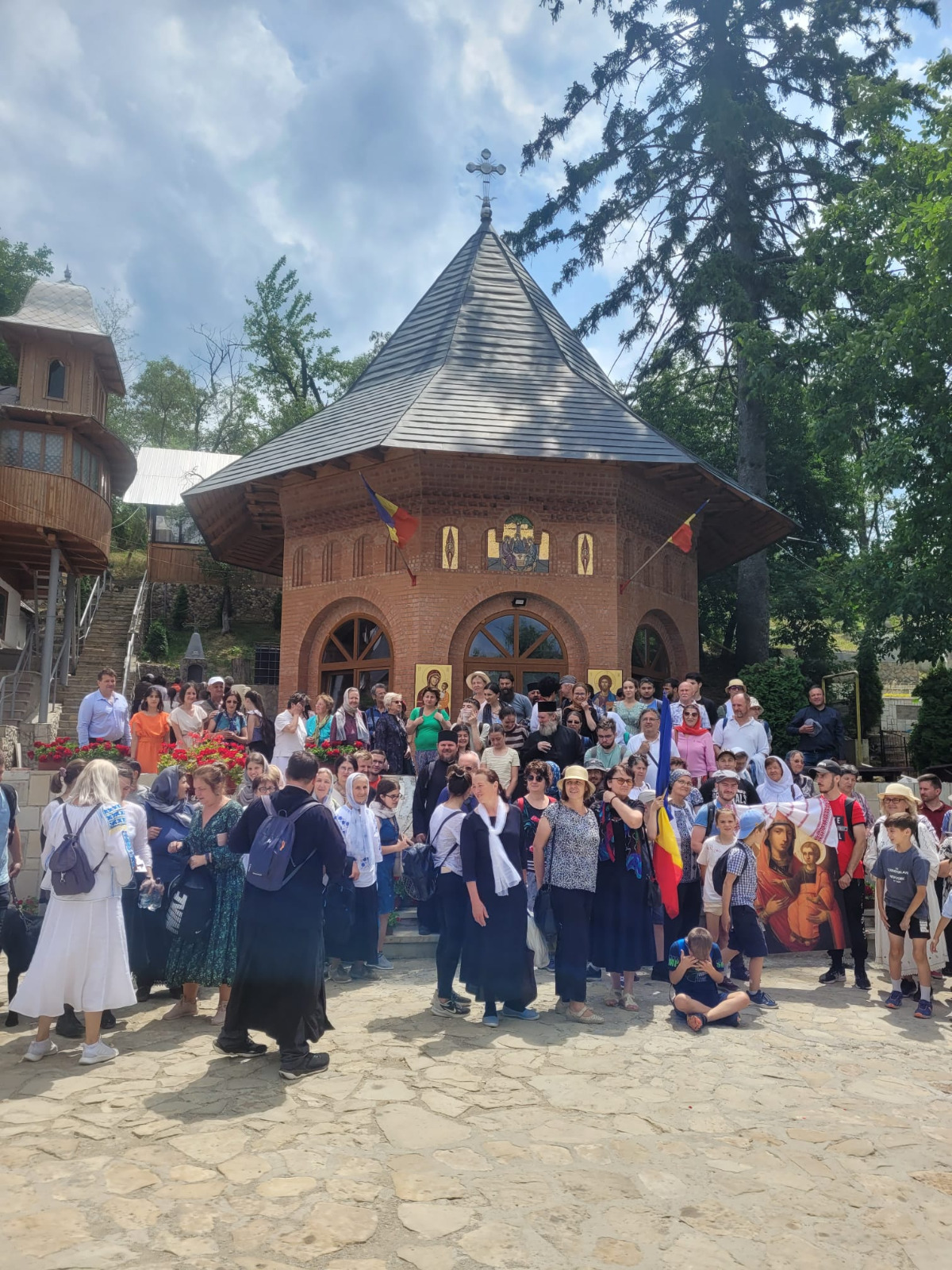 Pelerini la Mănăstirea Piatra Sfântă - Pelerinajul pedestru „La pas pe colinele sfinte ale Iașului”