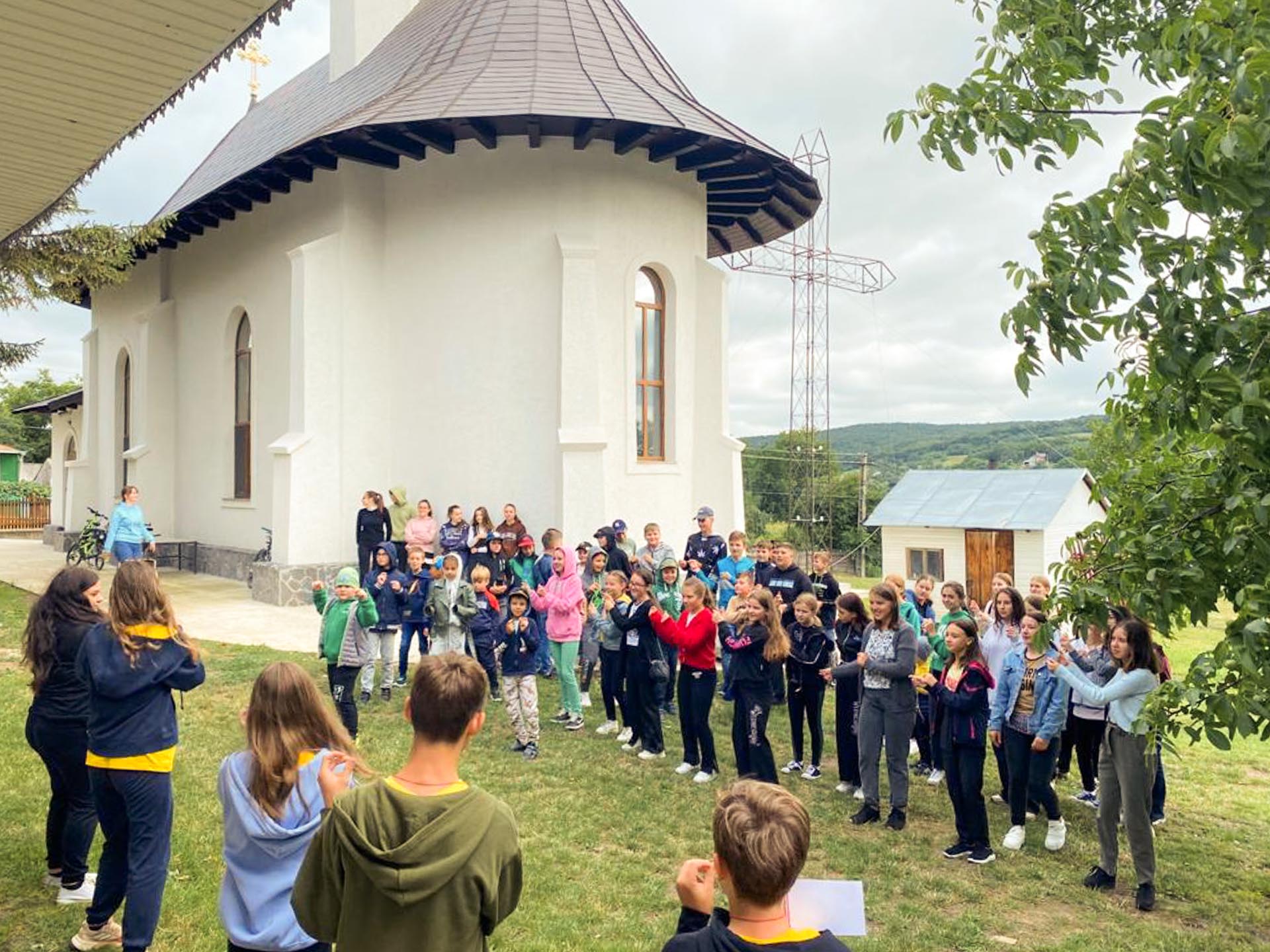Copiii din Alba Hudești, la „Tabăra din pridvorul satului”