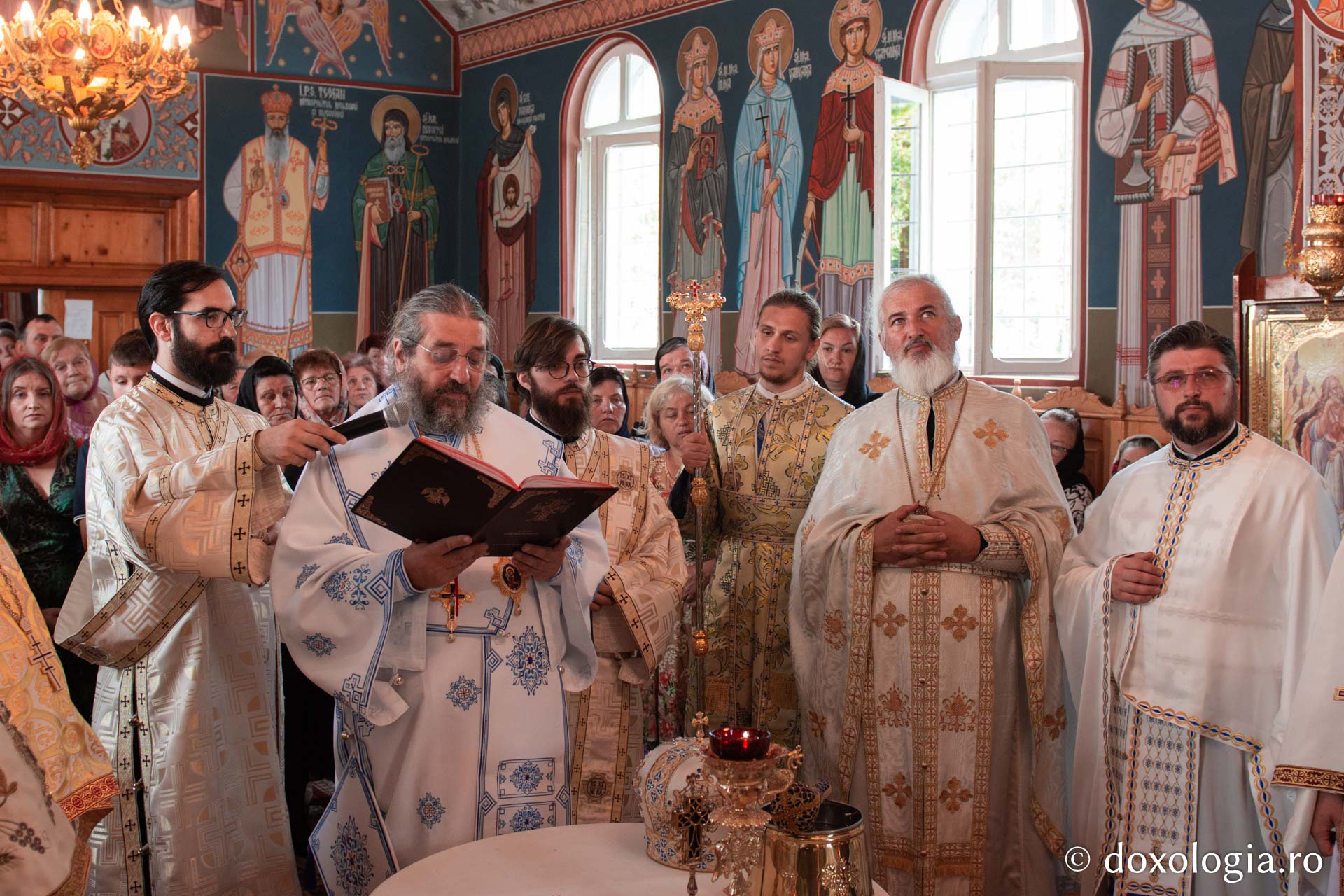 PS Nichifor Botoșăneanul alături de preoții slujitori