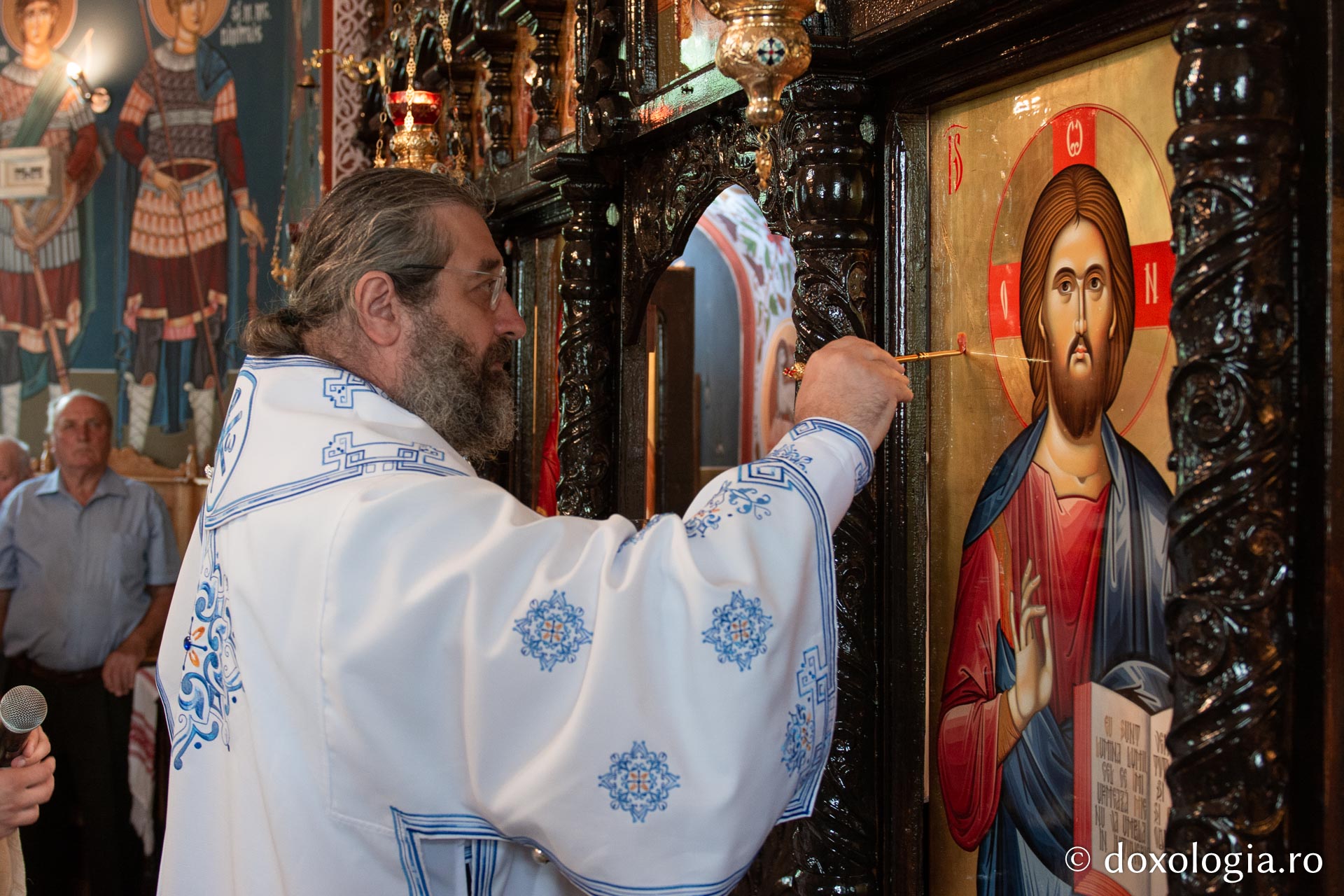 PS Nichifor Botoșăneanul sfințind catapeteasma